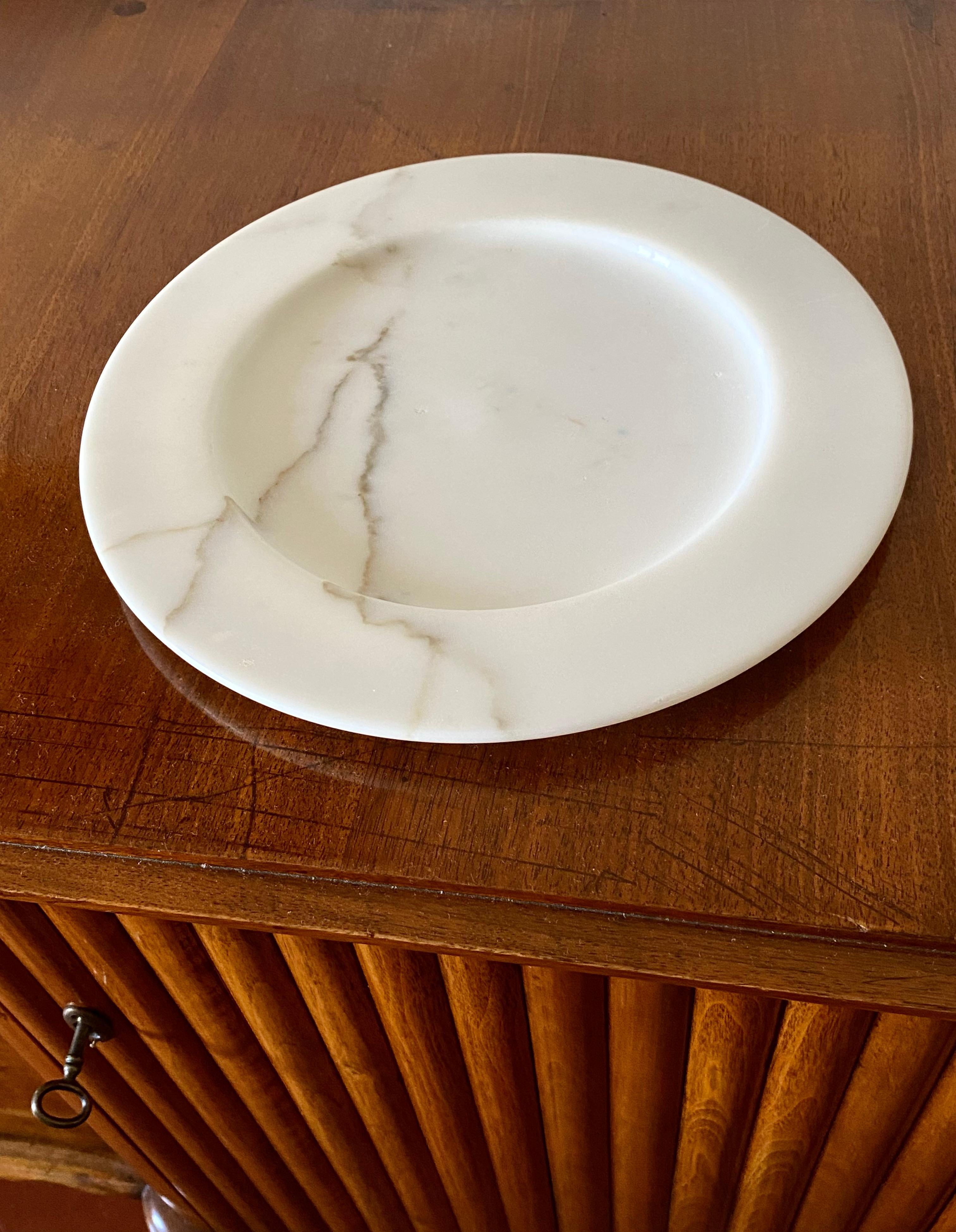 Italian White Carrara marble centerpiece / plate, Up&Up Italy, 1970s For Sale
