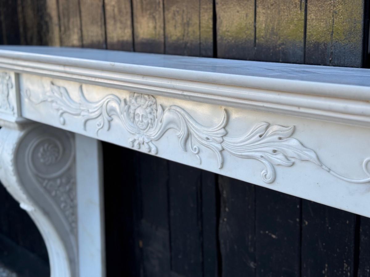 Mantello Charles X in marmo bianco di Carrara, XIX secolo
Dimensioni del caminetto: 82,5 x 110 cm