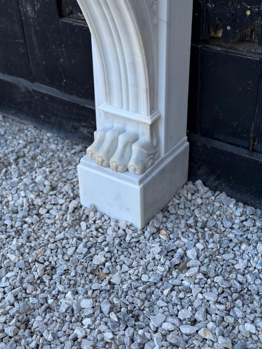 Francese Mantello Charles X in marmo bianco di Carrara, XIX secolo in vendita