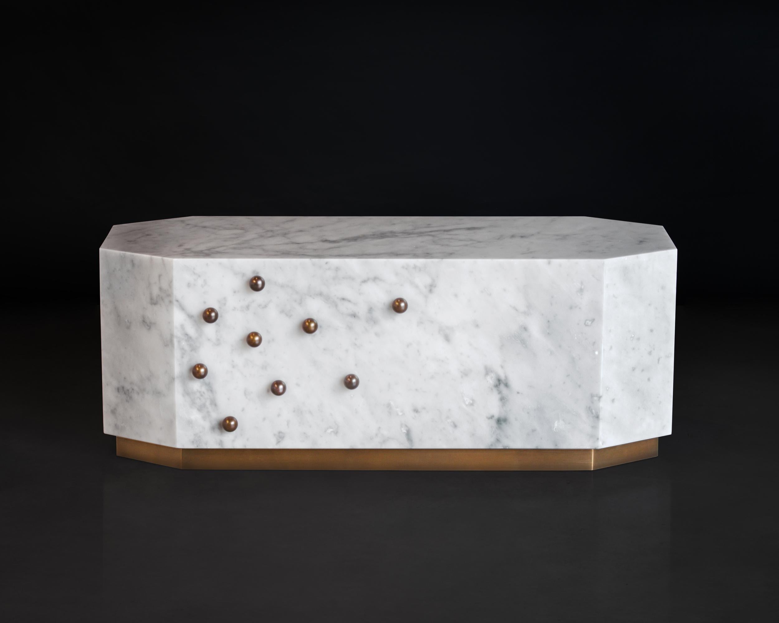 Coffee table made of a solid block of white Carrara marble from the finest quarries, with decorative small spheres and hand-welded base in light bronze finish brass. Made in our atelier in Florence, Italy.
Base and spheres available in different