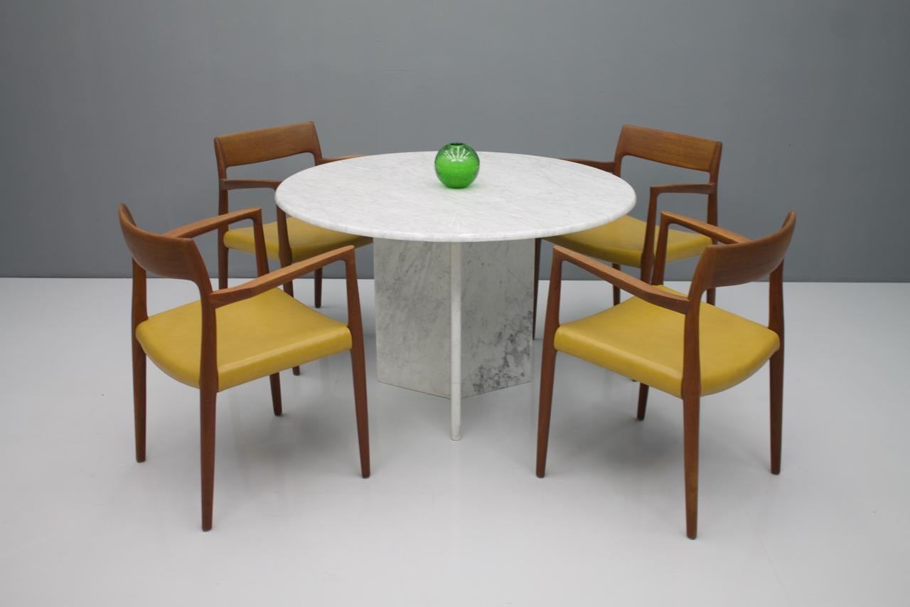 White Carrara Marble Dining Table, Italy, 1970s 5
