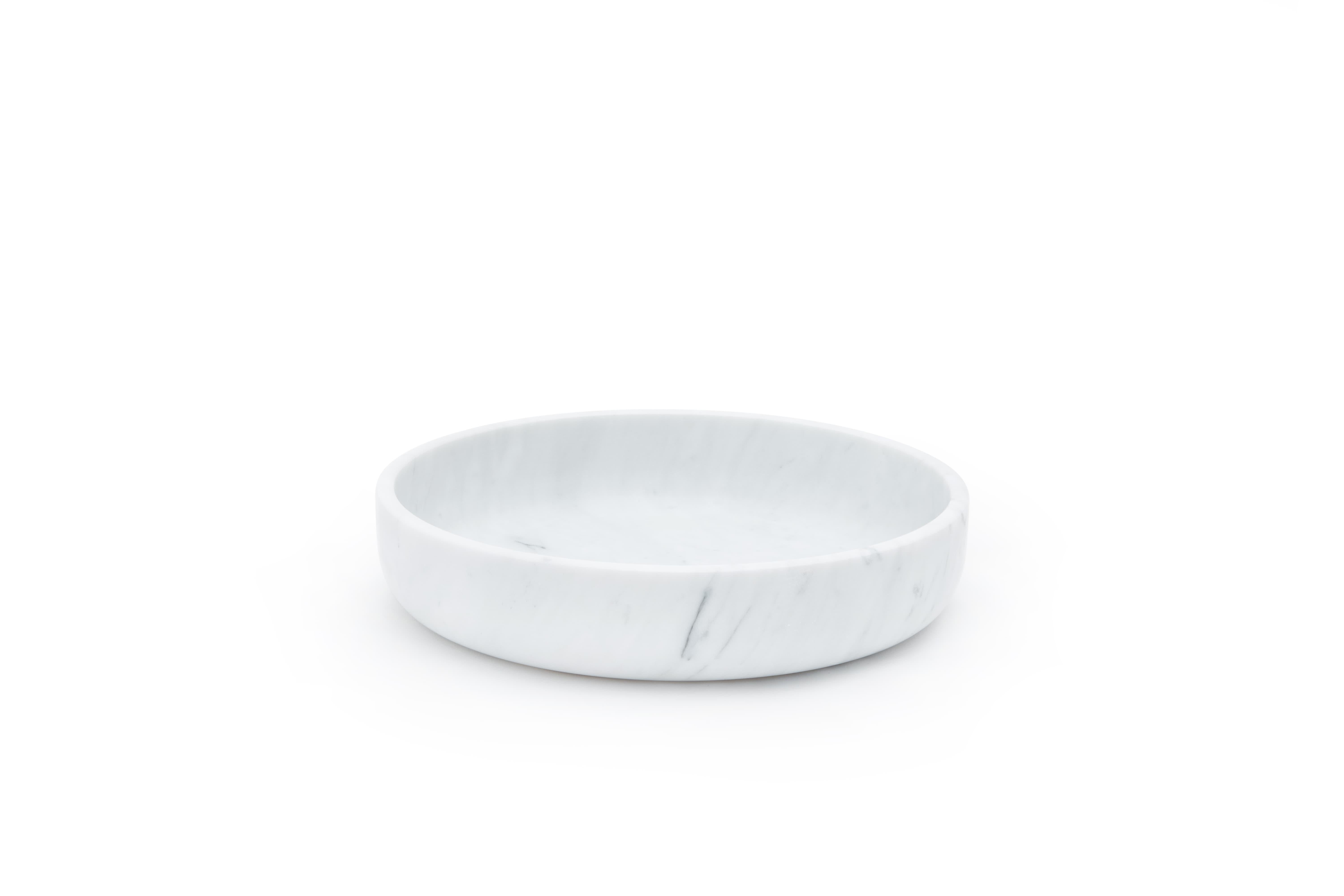 Ciotola Diogenèa in marmo bianco di Carrara di Studio A
Dimensioni: D. 23 x H. 4,8 cm
Materiali: Marmo bianco di Carrara.

Un numero di 31 ciotole di forma identica, realizzate in edizione limitata da raffinati artigiani italiani in 31 materiali