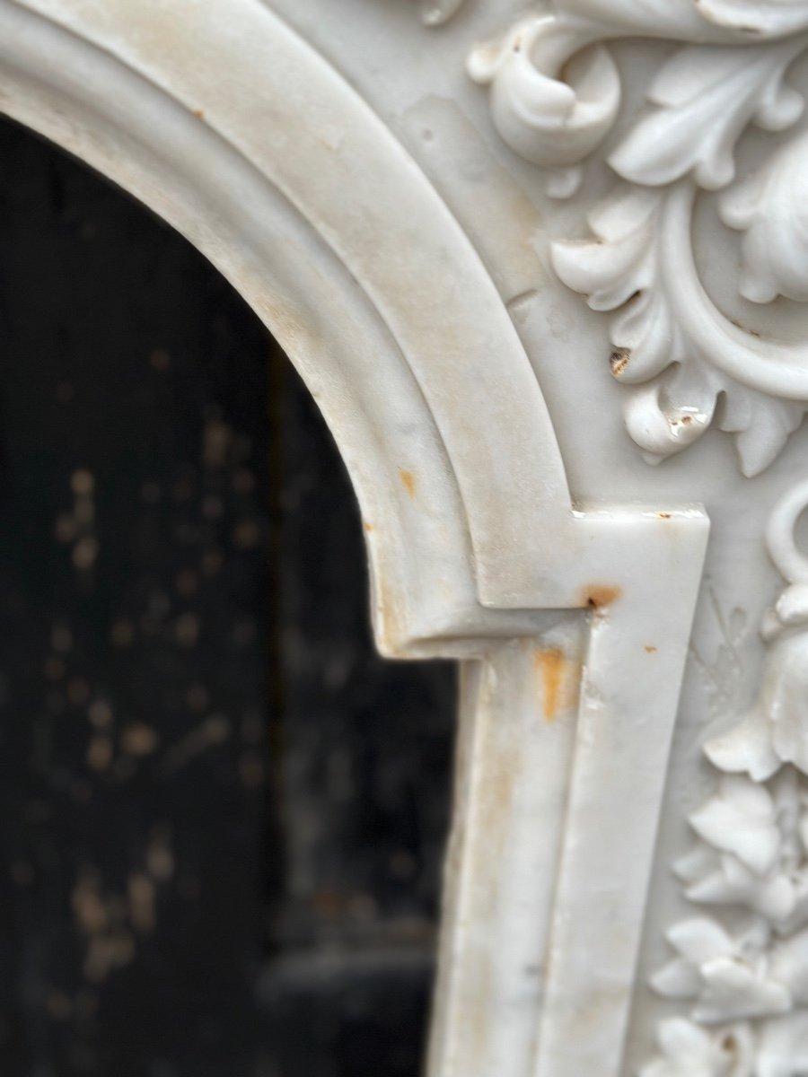 Cheminée en marbre blanc de Carrare datant d'environ 1880 en vente 1