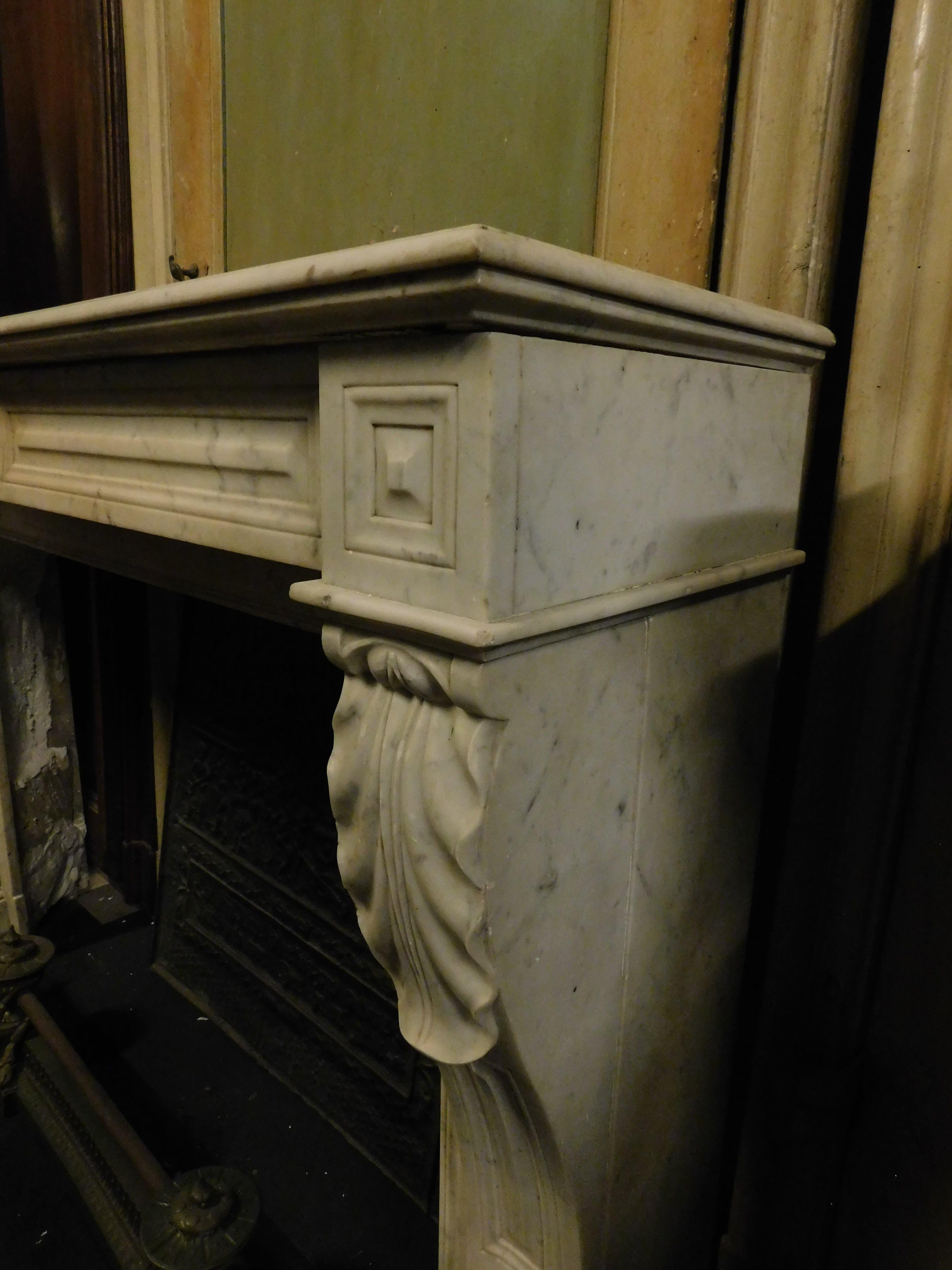 XVIIIe siècle et antérieur Cheminée en marbre blanc de Carrare, avec feuilles d'acanthe sculptées, France en vente