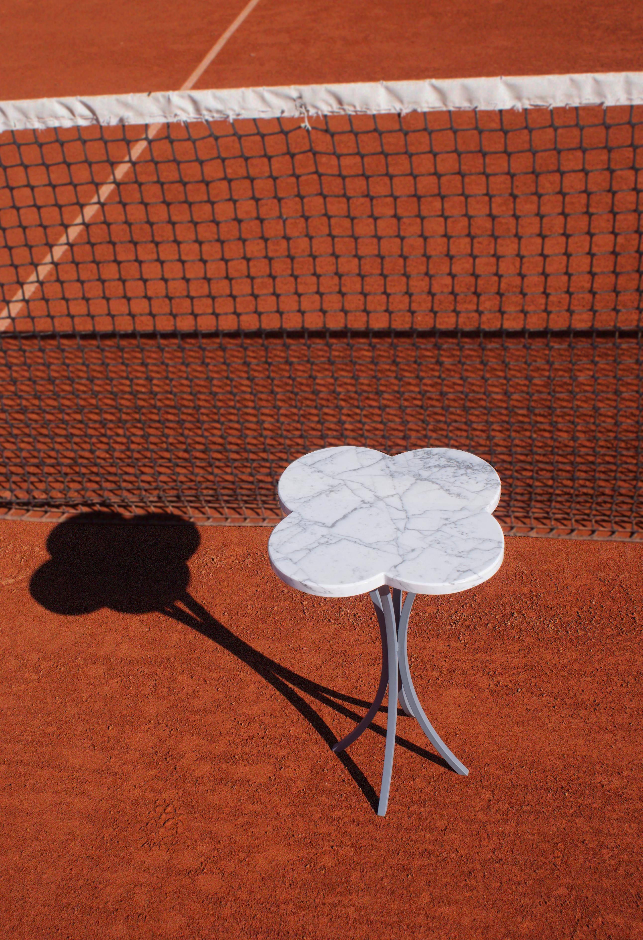 Clover est une table d'appoint conçue par Cristina Omarrementeria. Créé à Valence, en Europe. Making Works est composé d'un plateau en marbre vert lisse et poli et de pieds en fer forgé de couleur vert forêt. Ses courbes recréent la fleur de trèfle