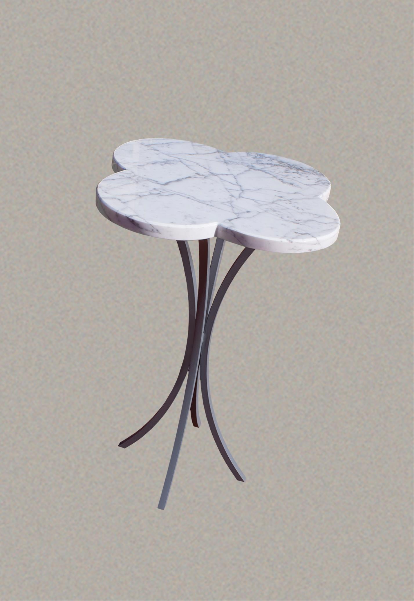 Européen Table basse à fleurs en marbre blanc de Carrare en vente