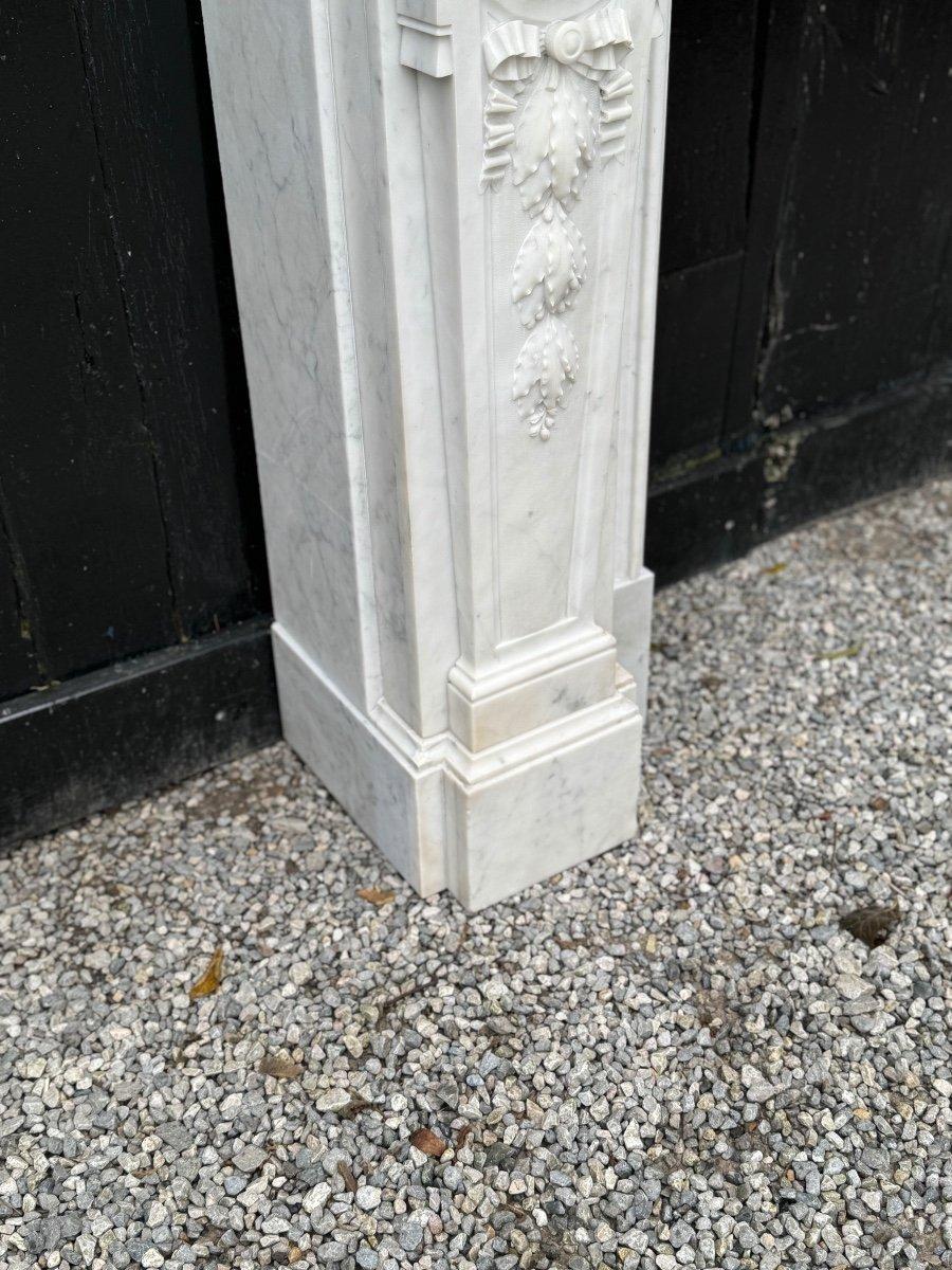 Cheminée Louis XVI en marbre blanc de Carrare vers 1880 en vente 5