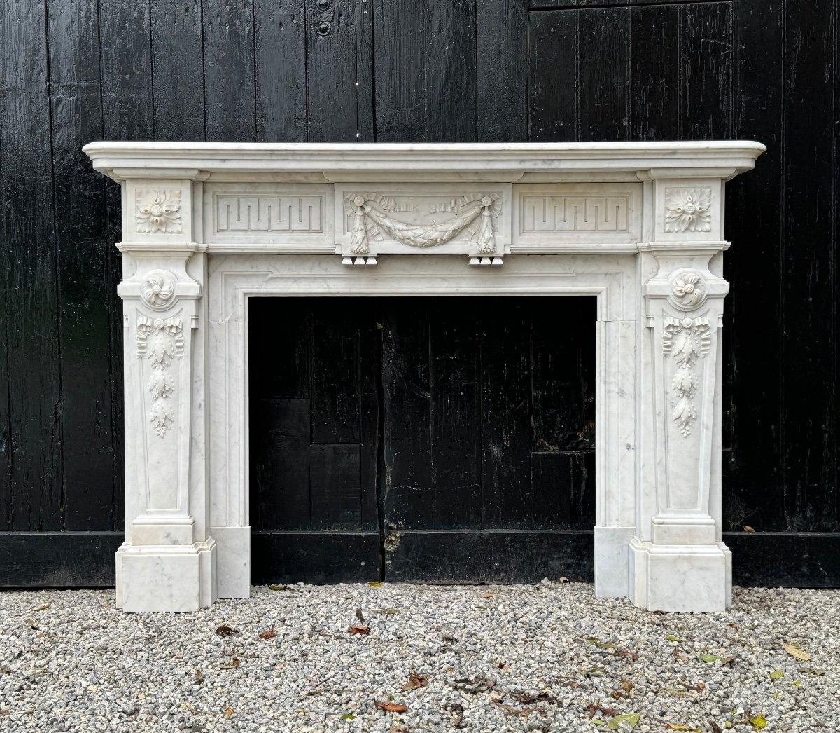 Cheminée Louis XVI en marbre blanc de Carrare vers 1880 en vente 6