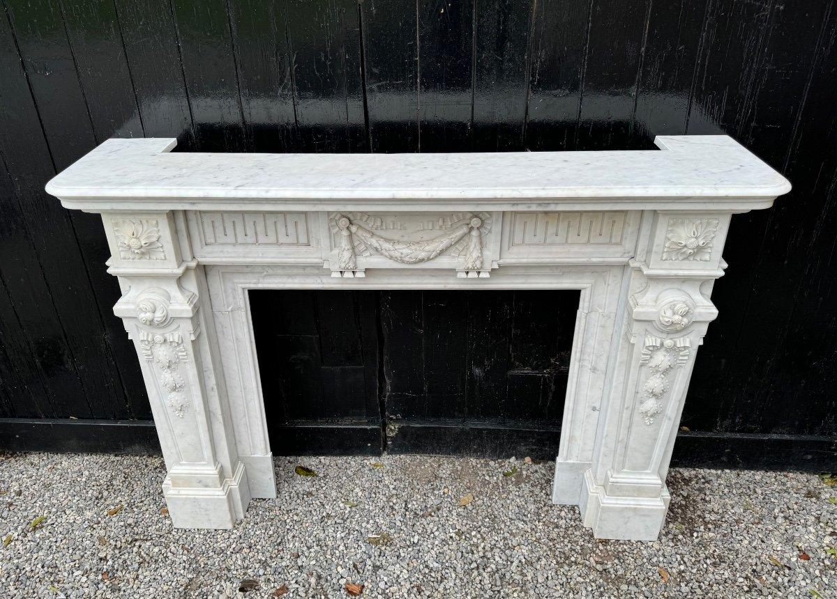 Cheminée Louis XVI en marbre blanc de Carrare vers 1880 en vente 7