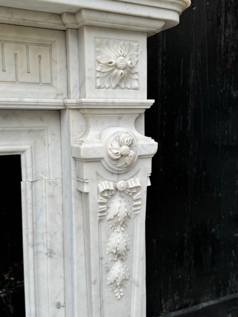 XIXe siècle Cheminée Louis XVI en marbre blanc de Carrare vers 1880 en vente
