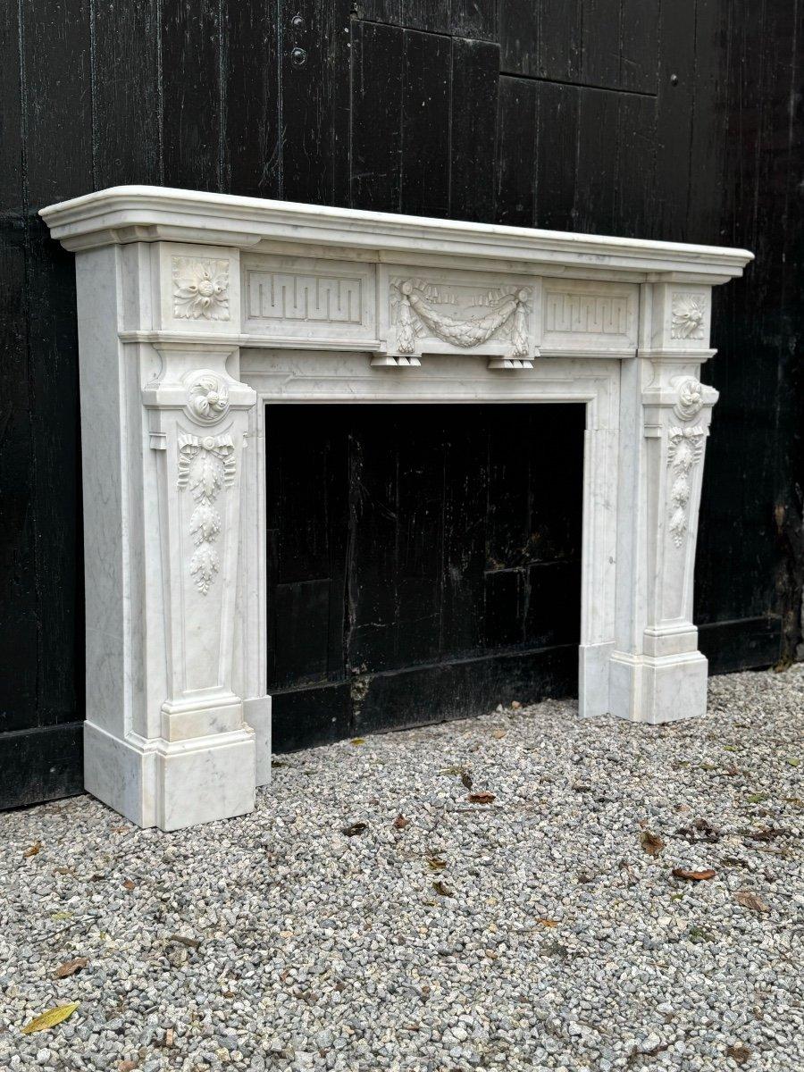 Cheminée Louis XVI en marbre blanc de Carrare vers 1880 en vente 3