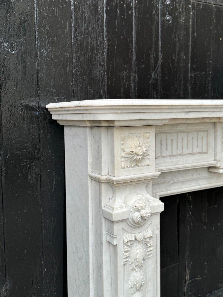 Cheminée Louis XVI en marbre blanc de Carrare vers 1880 en vente 4