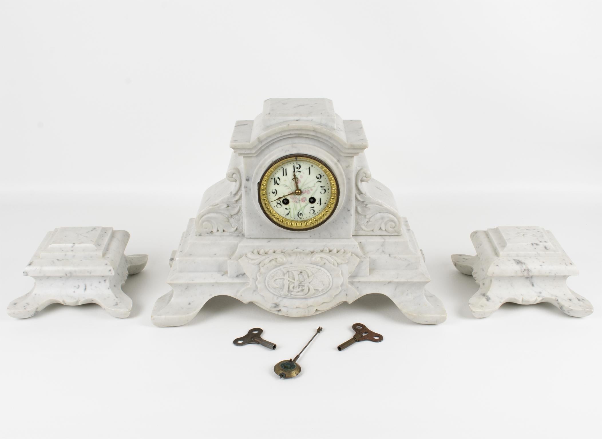Questo favoloso orologio da camino in marmo bianco di Carrara di J. Bondat, risalente al XIX secolo, è uno straordinario e raro orologio della maestria francese. I tre pezzi sono stati realizzati in Francia intorno al 1870. Il set è intagliato con