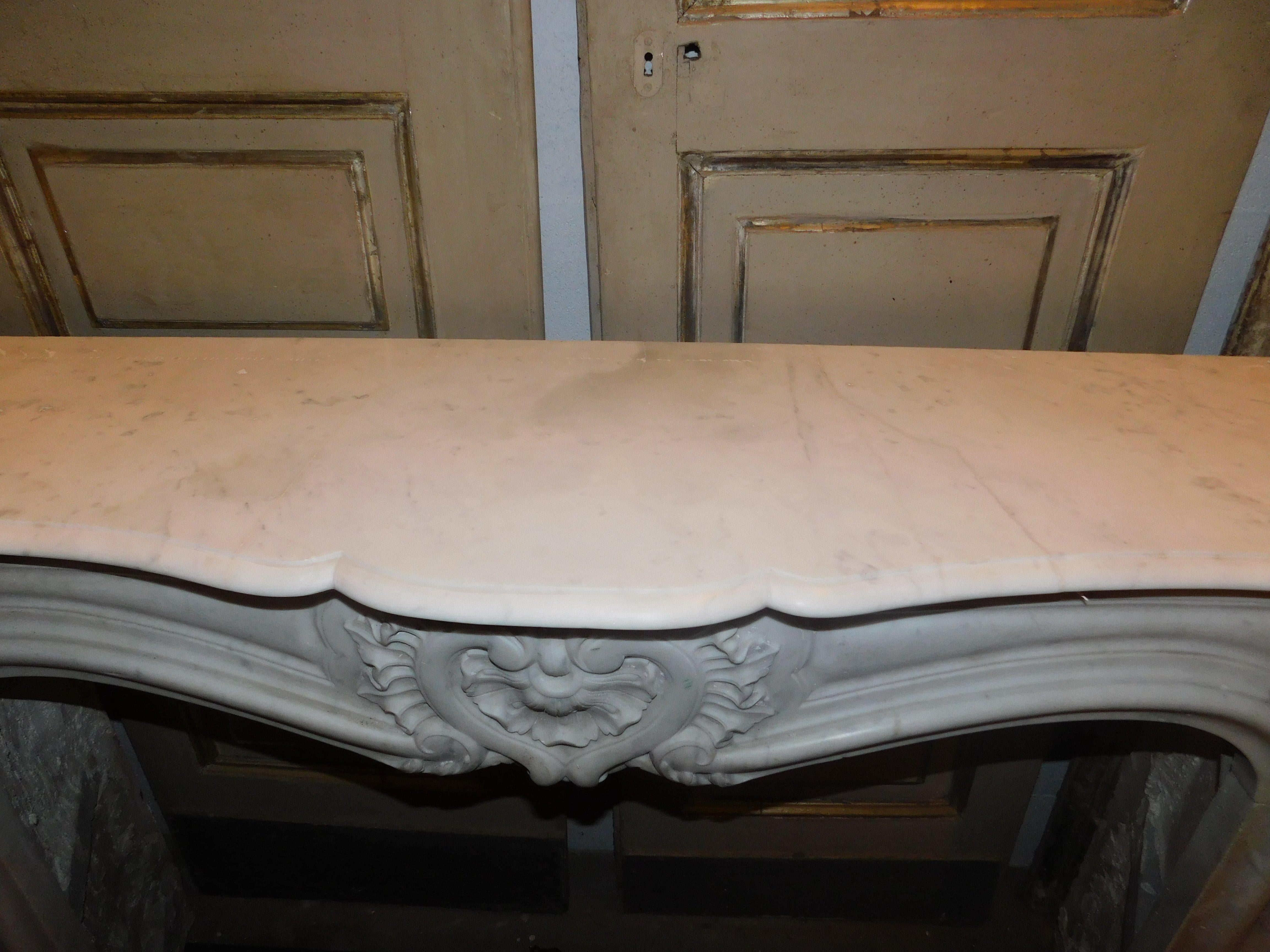 Cheminée en marbre blanc de Carrare, richement sculptée de trois coquillages, France en vente 3