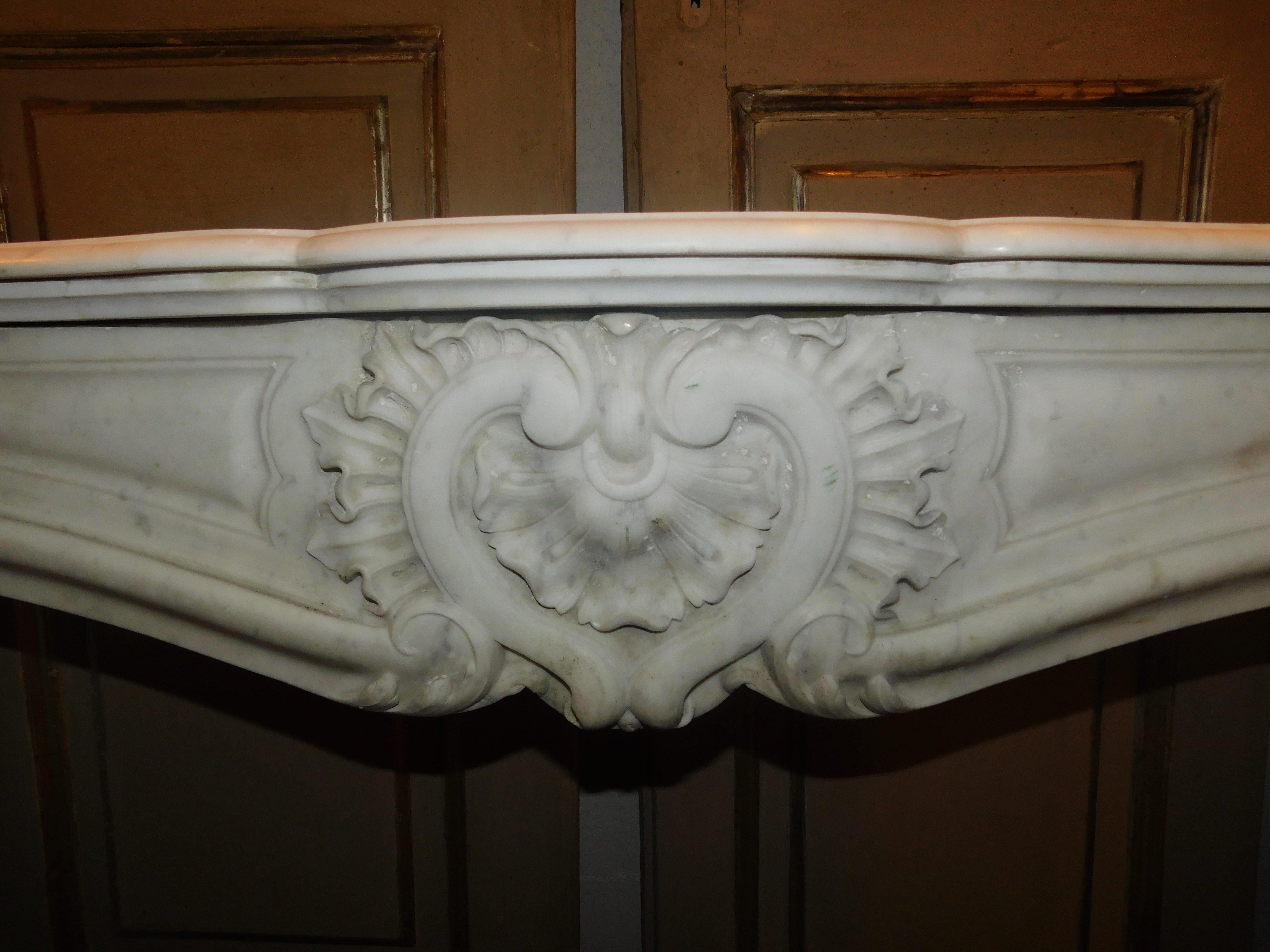Cheminée en marbre blanc de Carrare, richement sculptée de trois coquillages, France en vente 4