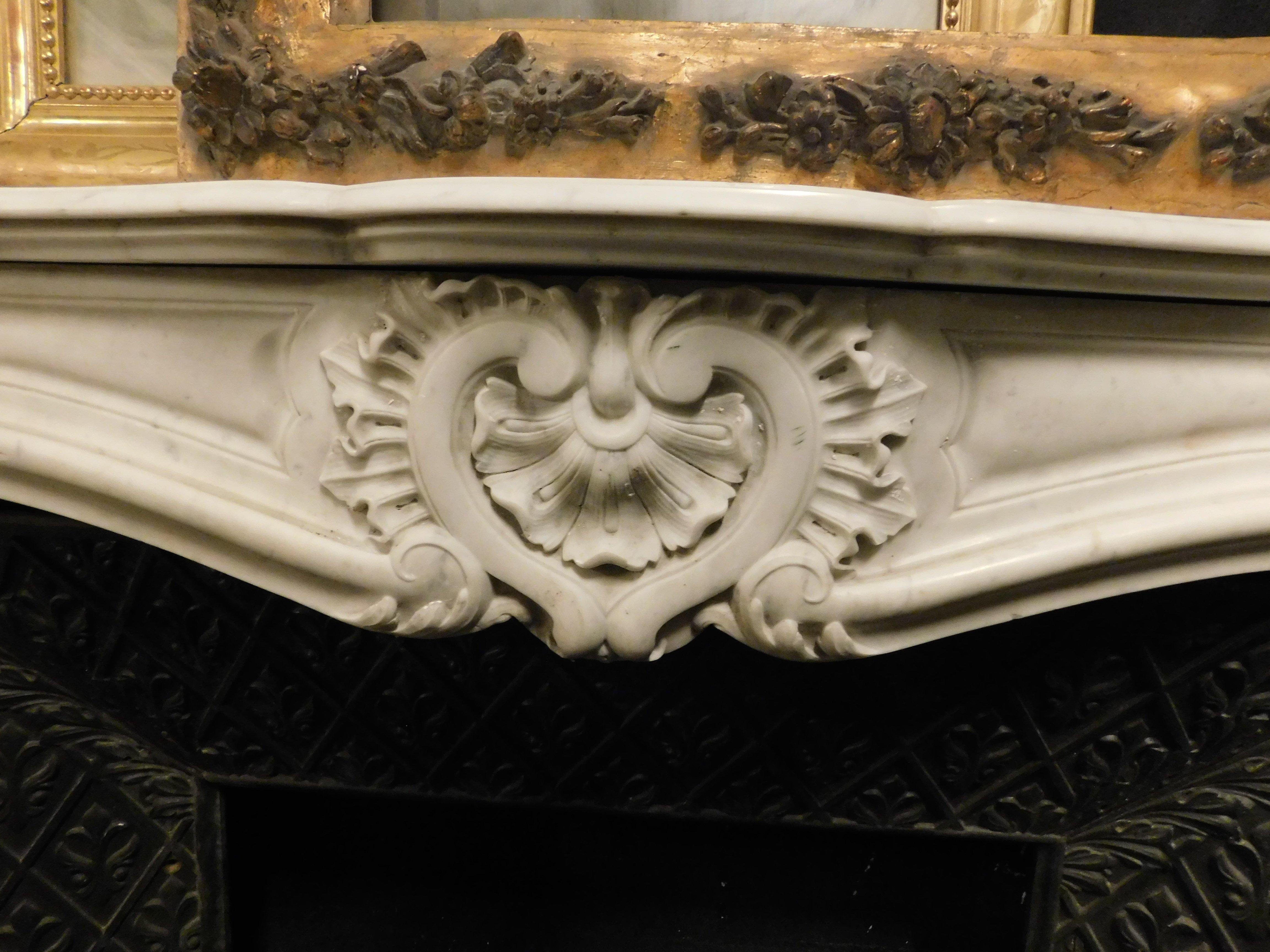 XIXe siècle Cheminée en marbre blanc de Carrare, richement sculptée de trois coquillages, France en vente