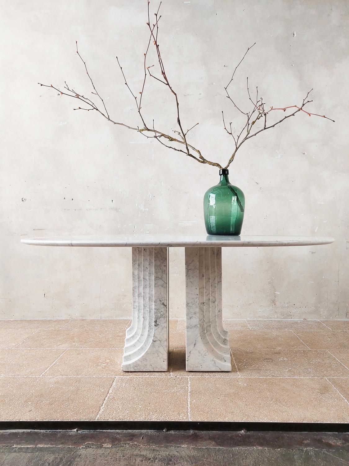 Stunning white Carrara marble dining table, model Samo, designed by Carlo Scarpa and Manufactured by Simon, Italy 1970s. 

It is an original design by the Italian designer / architect Carlo Scarpa (1906 -1978). The table is made of solid carrara