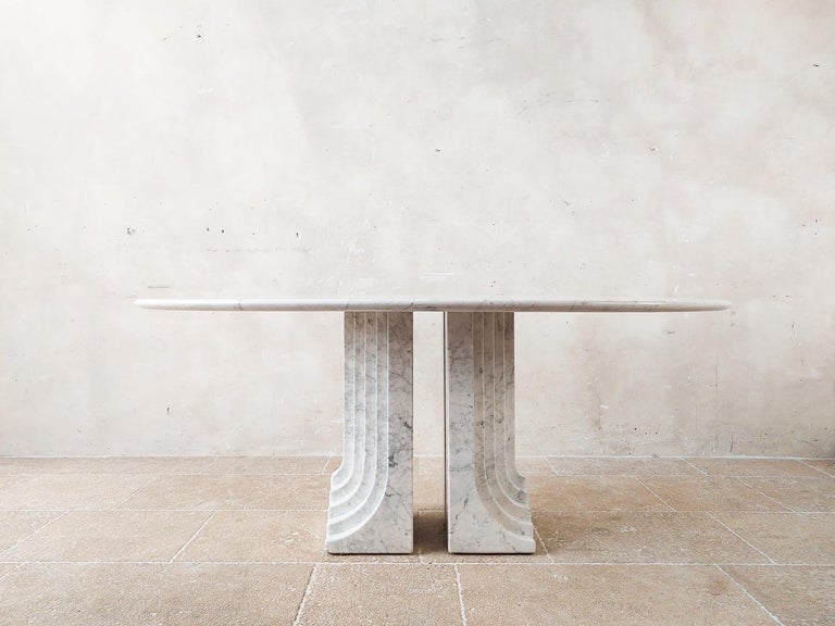 White Carrara Marble Oval Dining Table by Carlo Scarpa, Italy, 1970s In Good Condition For Sale In Baambrugge, NL