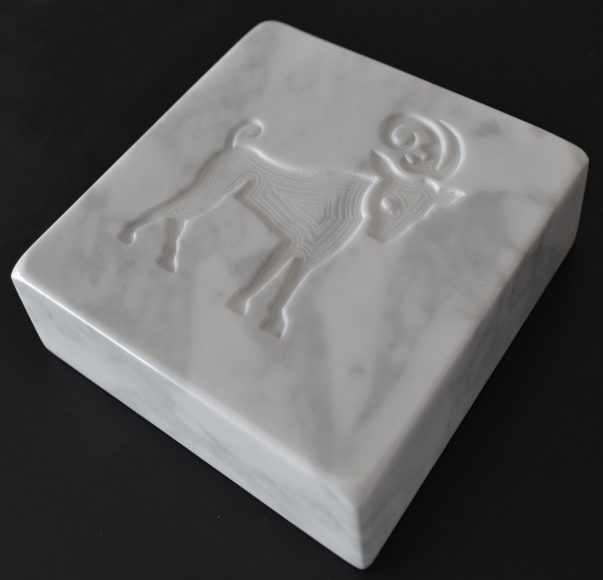 White Carrara Italian Marble Paperweight Inlaid Zodiac Sign In New Condition In Rimini, IT