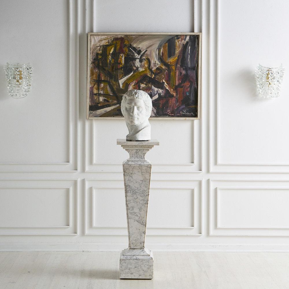 A stunning Carrara marble pedestal featuring a rotating top for display. Beautiful edging and details throughout, sure to add refinement to any space.

France, 20th century 

Dimensions: 41