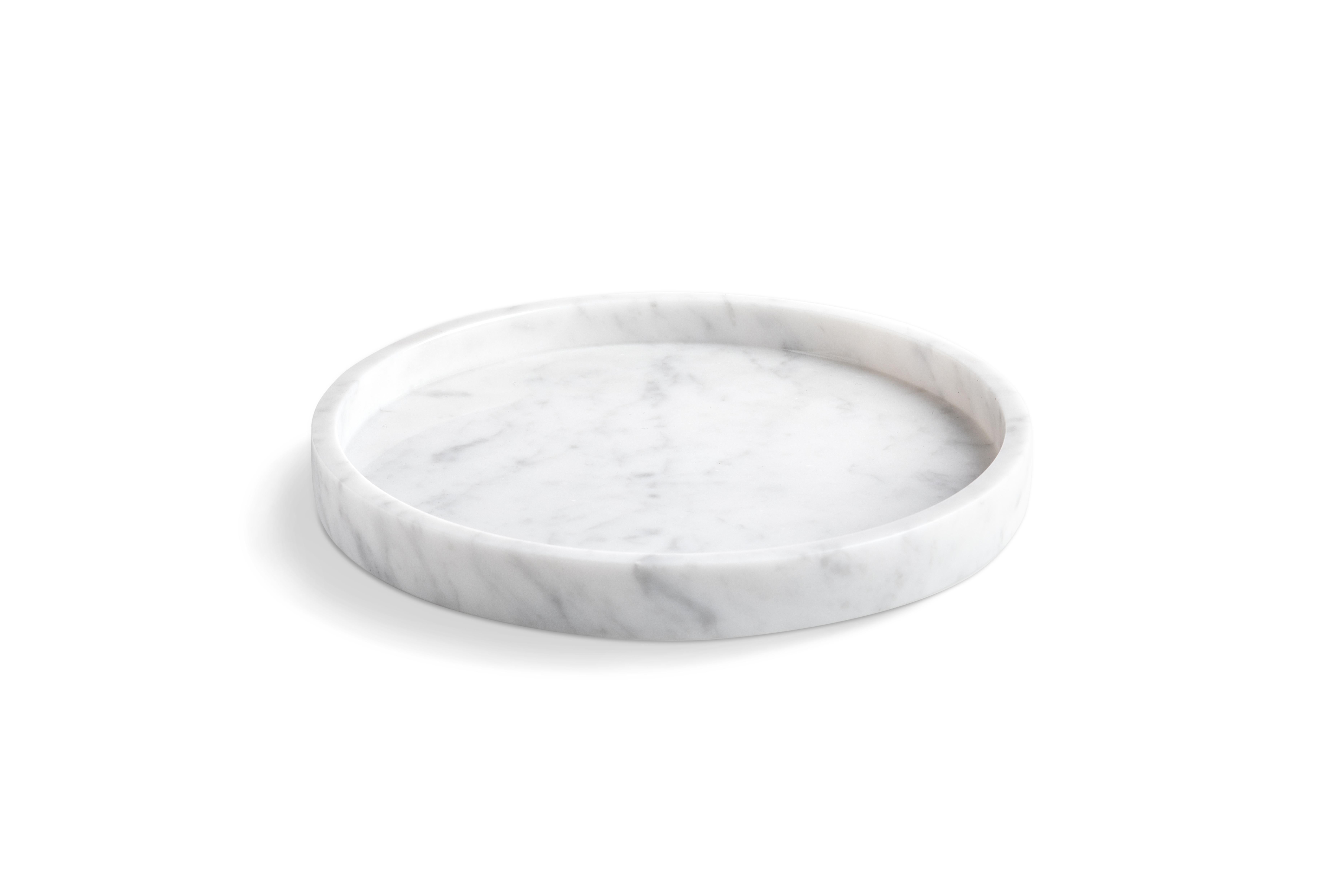 Versátil y elegante, esta bandeja redonda de mármol ha sido diseñada para exponer perfectamente joyas y perfumes, así como para apoyar con elegancia accesorios de cóctel o servir café en tu salón.

Ten en cuenta que cada pieza es en cierto modo