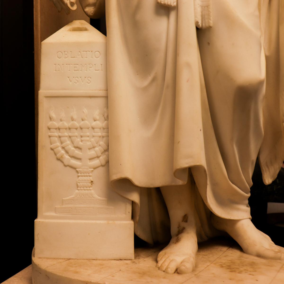 Skulptur von Hannah und Samuel aus weißem Carrara-Marmor von F. Andrei. Inv. E. (Geschnitzt) im Angebot