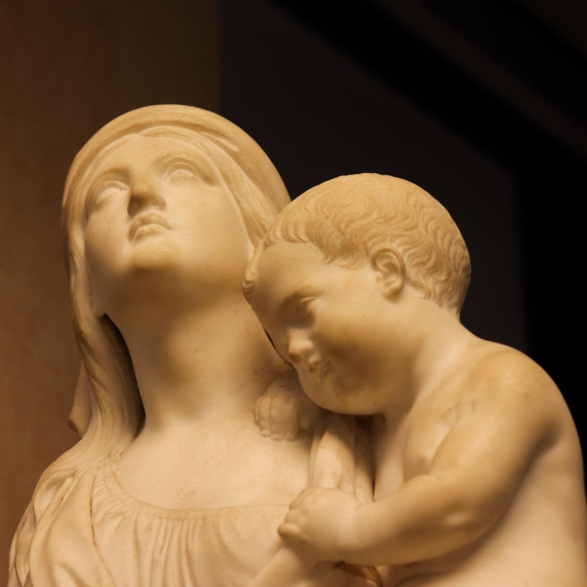 Skulptur von Hannah und Samuel aus weißem Carrara-Marmor von F. Andrei. Inv. E. (Mittleres 19. Jahrhundert) im Angebot