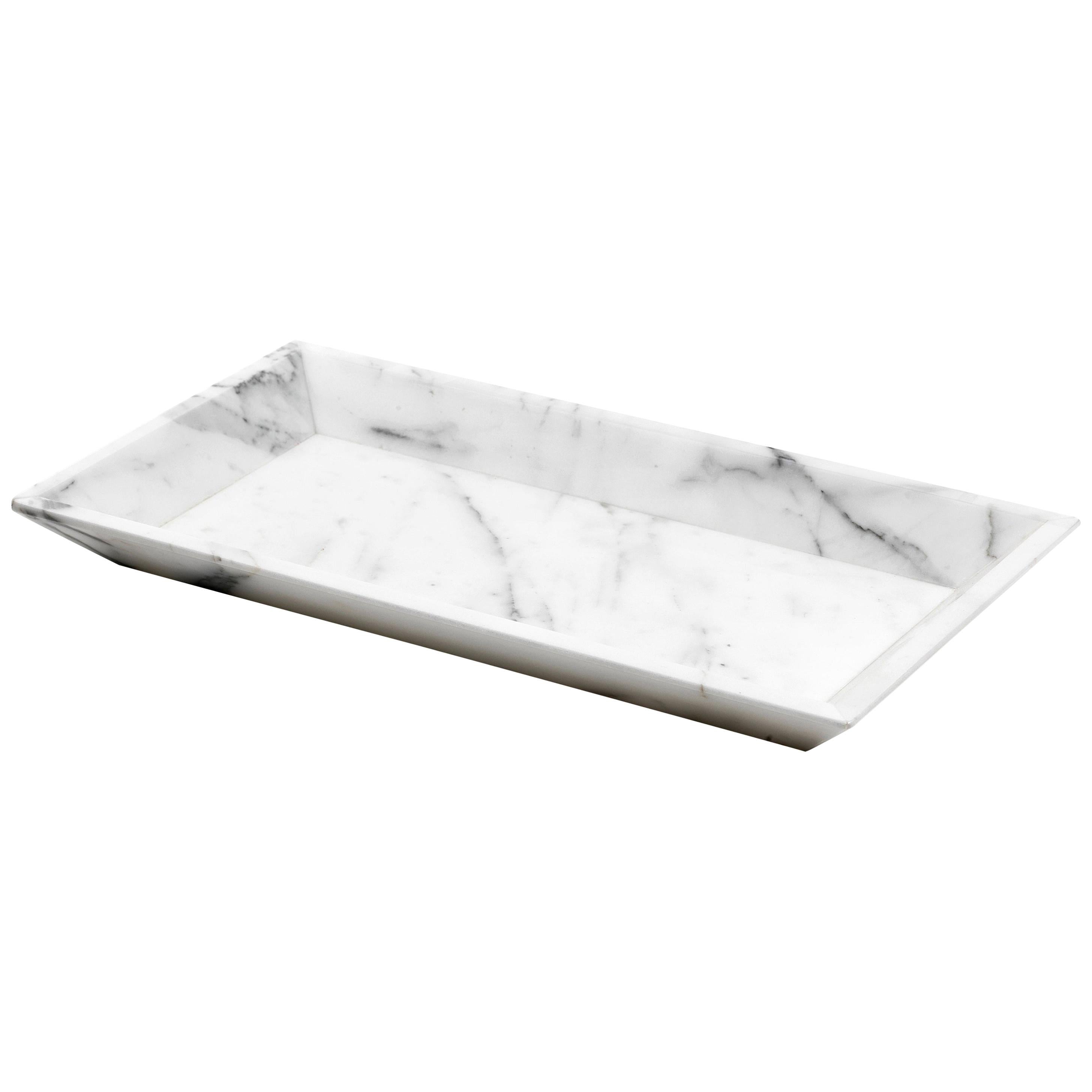 Bandeja o plato de mármol blanco de Carrara. Ideal para muchos usos y ambientes: salón, estudio, cocina. Cada pieza es en cierto modo única (cada bloque de mármol es diferente en vetas y matices) y está hecha a mano por artesanos italianos