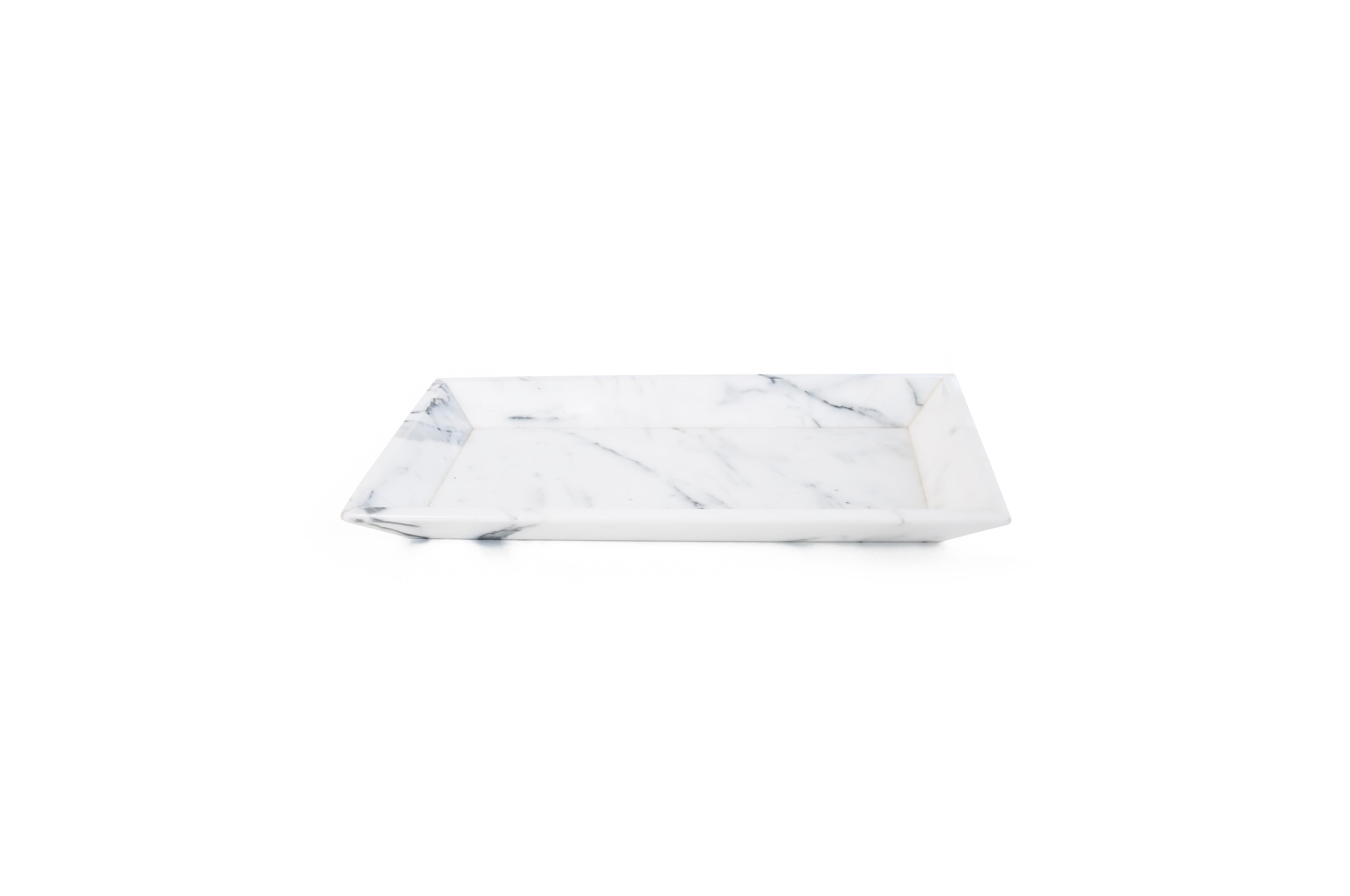 Plateau / assiette en marbre blanc de Carrare faite à la main avec bords Neuf - En vente à Carrara, IT