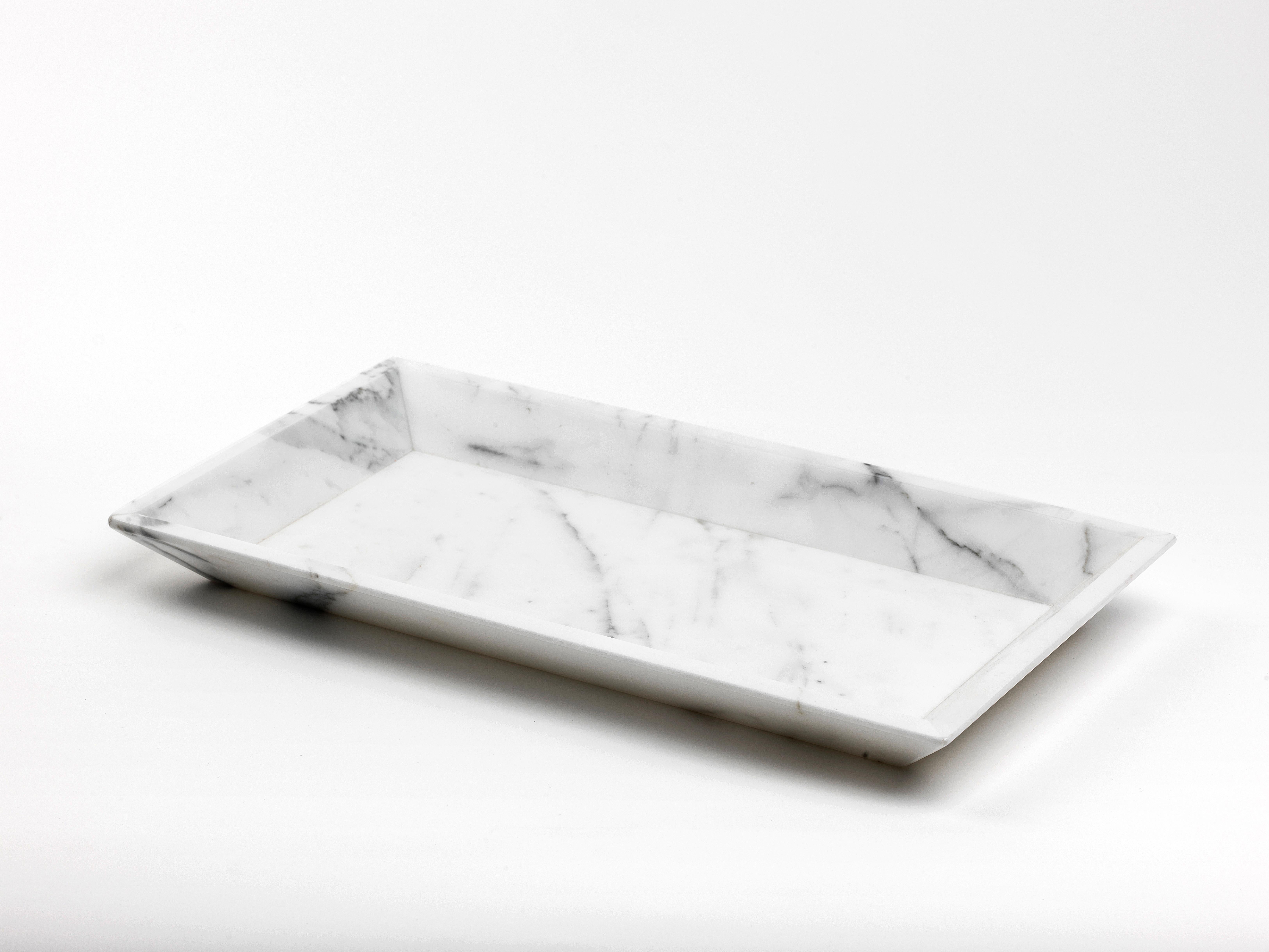 Handgefertigtes Tablett / Teller aus weißem Carrara-Marmor mit Kanten im Angebot 2