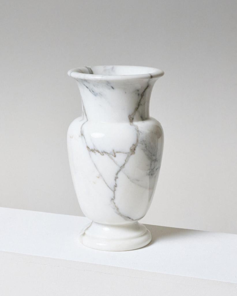 Carved white Carrara marble vase, known for the fineness of its grain. Work from the 1970s. In excellent condition.

DV4563