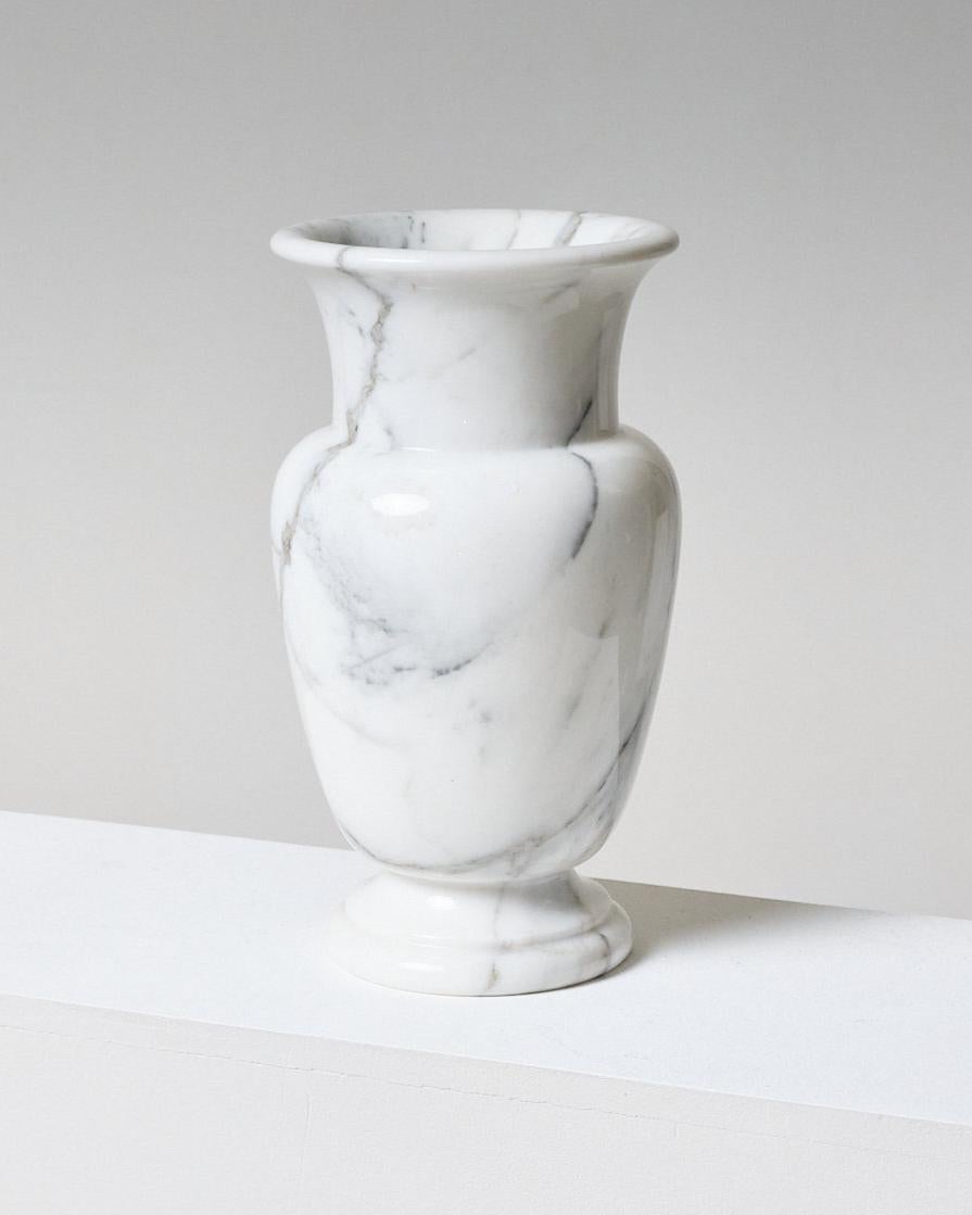 White Carrara marble vase, 1970s In Good Condition For Sale In PARIS, FR