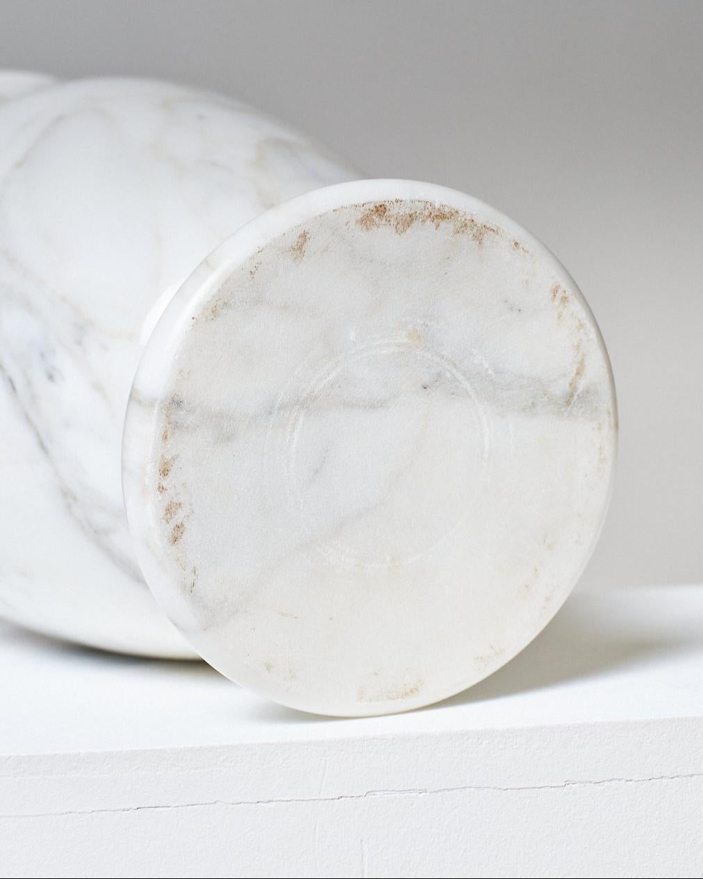 White Carrara marble vase, 1970s For Sale 1
