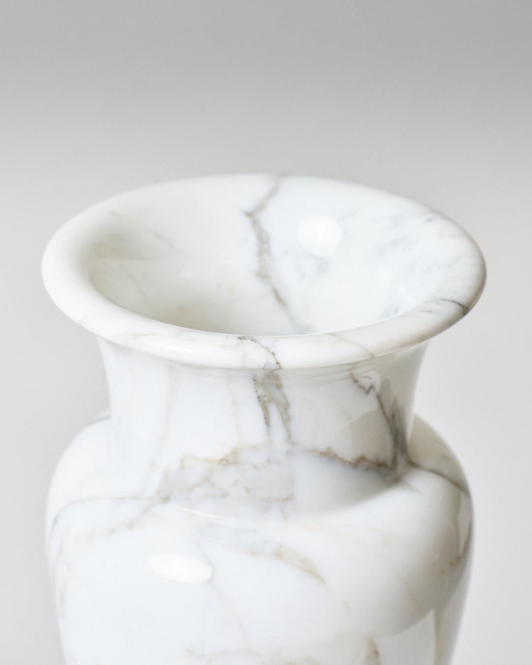 White Carrara marble vase, 1970s For Sale 2