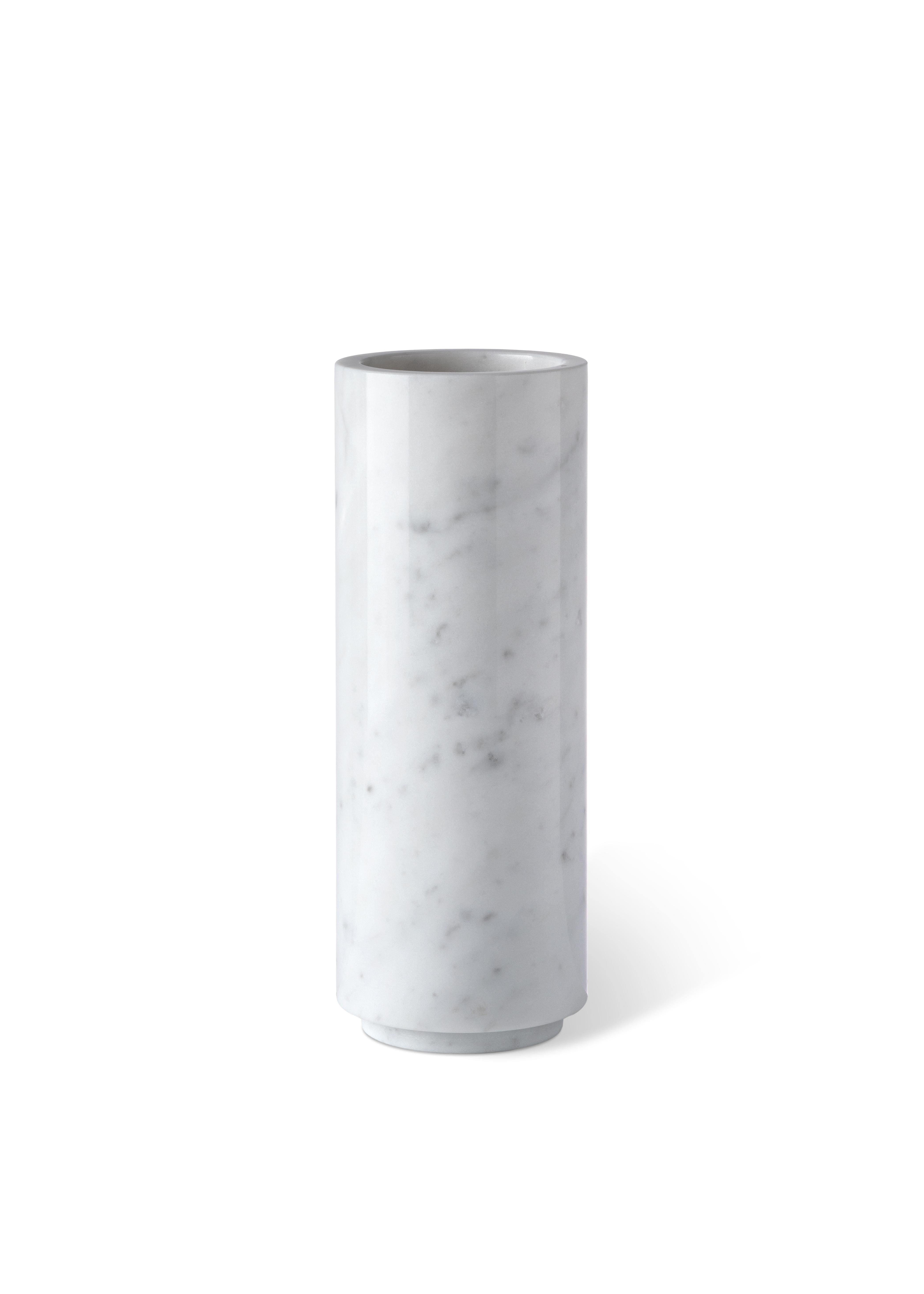 Realizzato a mano con precisione, questo vaso si ispira agli oggetti di design in marmo della metà del secolo scorso e trasmette un lusso sobrio con la sua elegante semplicità. Rifuggendo da abbellimenti inutili, abbraccia linee pulite e un'estetica