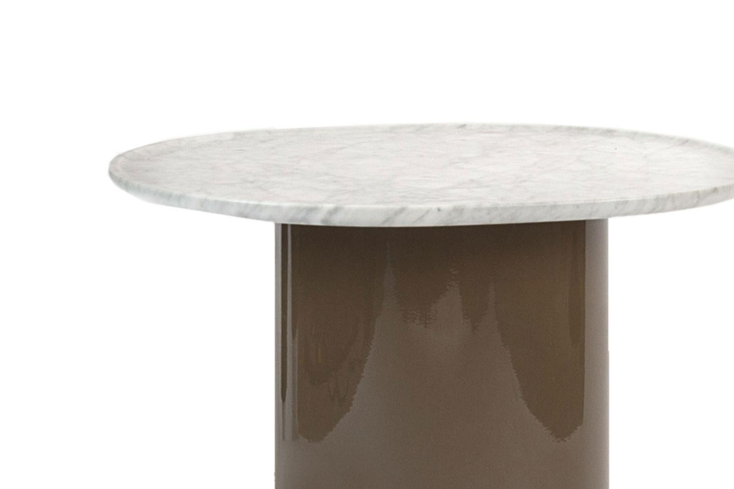This button oval small table has a mushroom colored glossy frame with Carrara white marble top is designed by Edward Barber and Jay Osgerby for B&B Italia. The lacquered cylindrical base is slightly rounded at the bottom to soften their geometry and