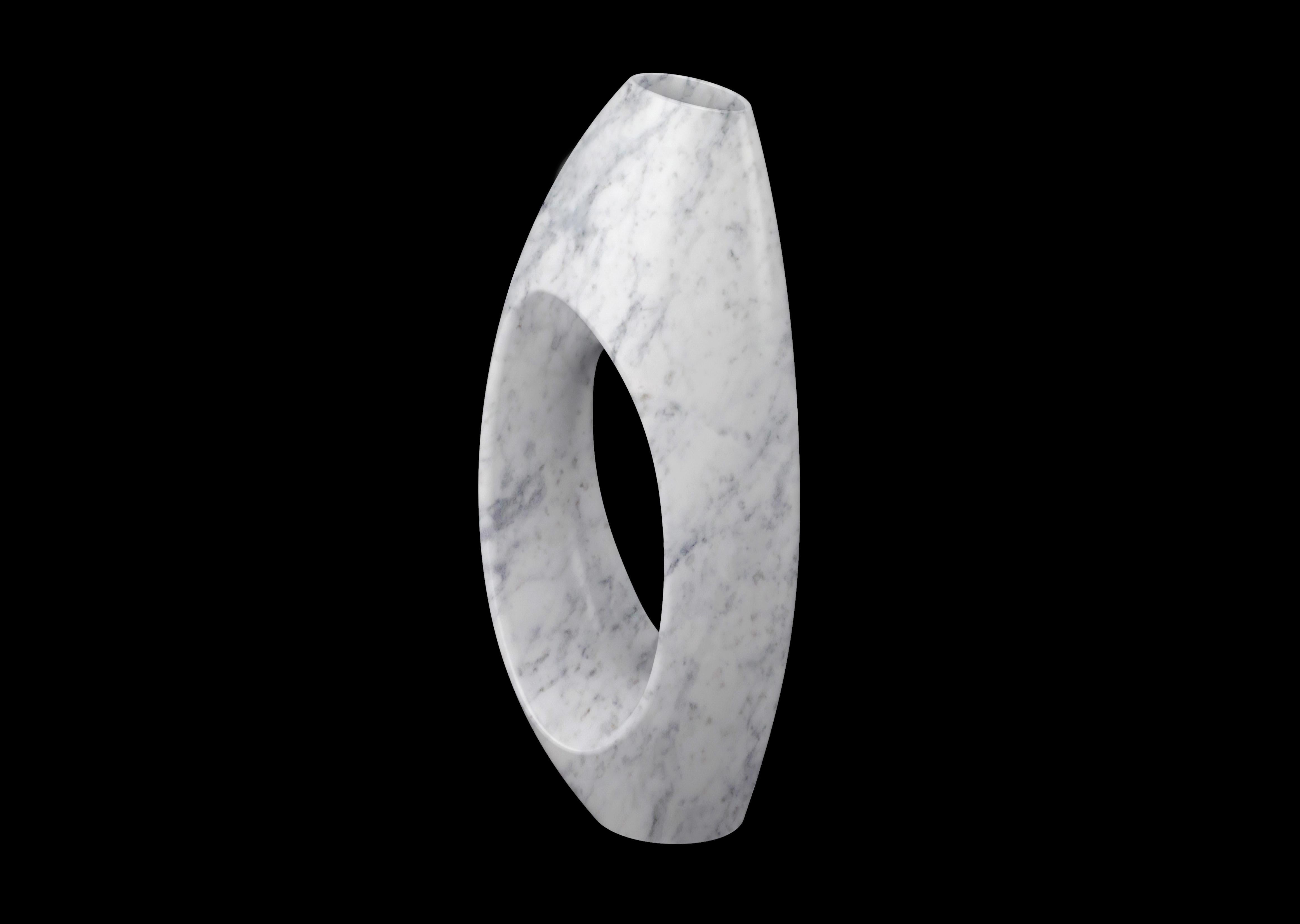 Moderne Blanc Carrara Sculptural Vase Sail Shape Vessel Solid Marble Hand Carved Italy en vente