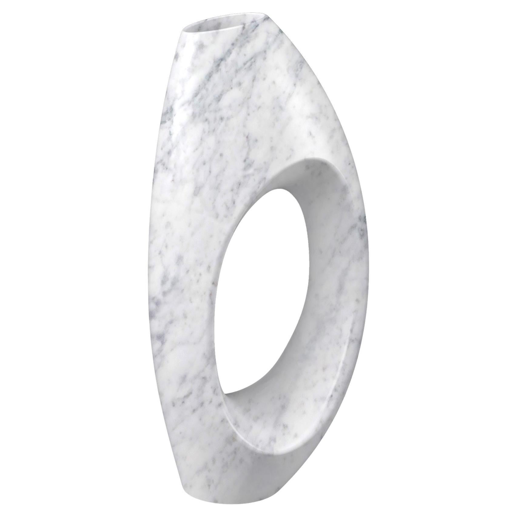 Weiß Carrara Skulpturale Vase Segel Form Gefäß Massiv Marmor Hand geschnitzt Italien im Angebot