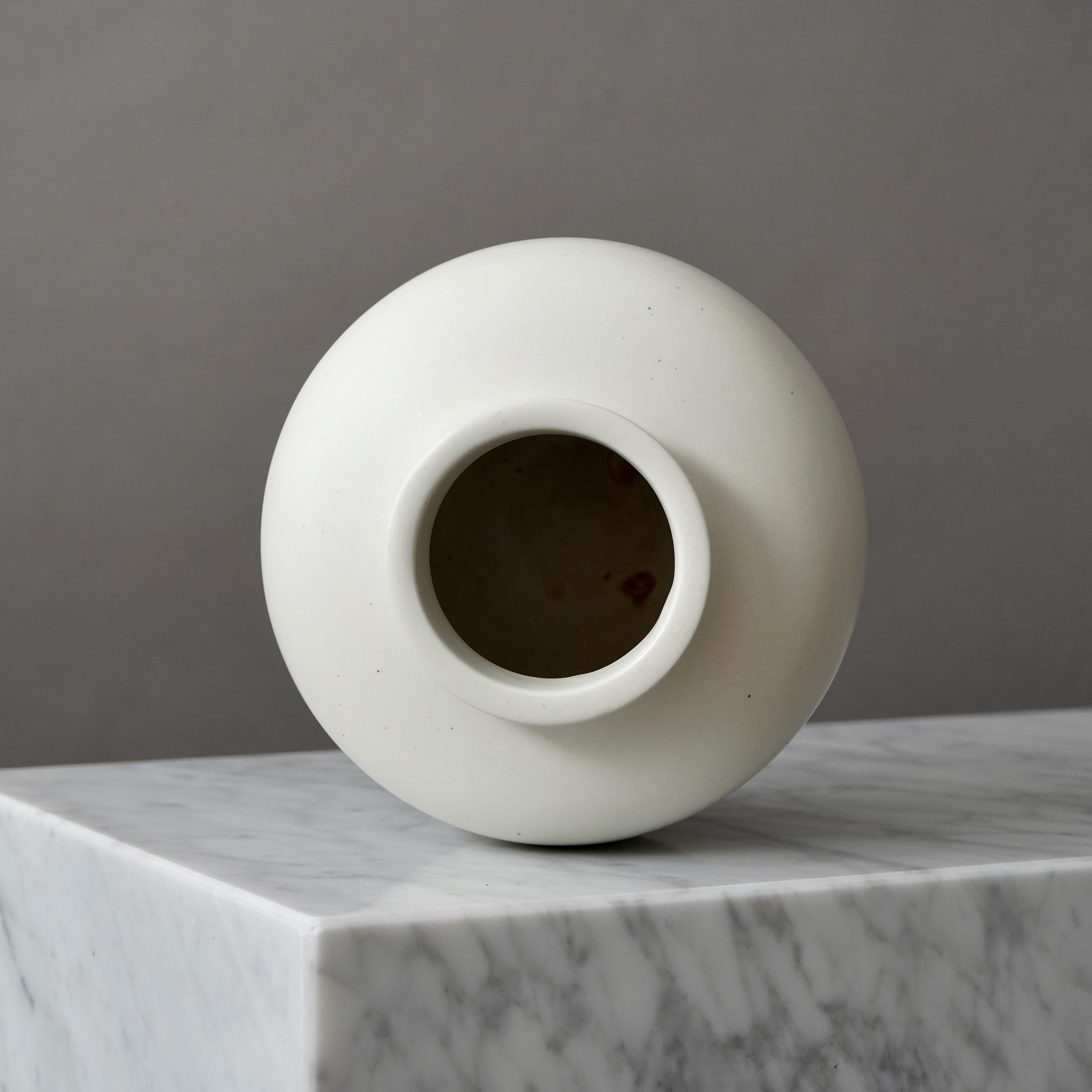 Vaso 'Carrara' bianco di Wilhelm Kage per Gustavsberg, Svezia, anni '30 in vendita 2