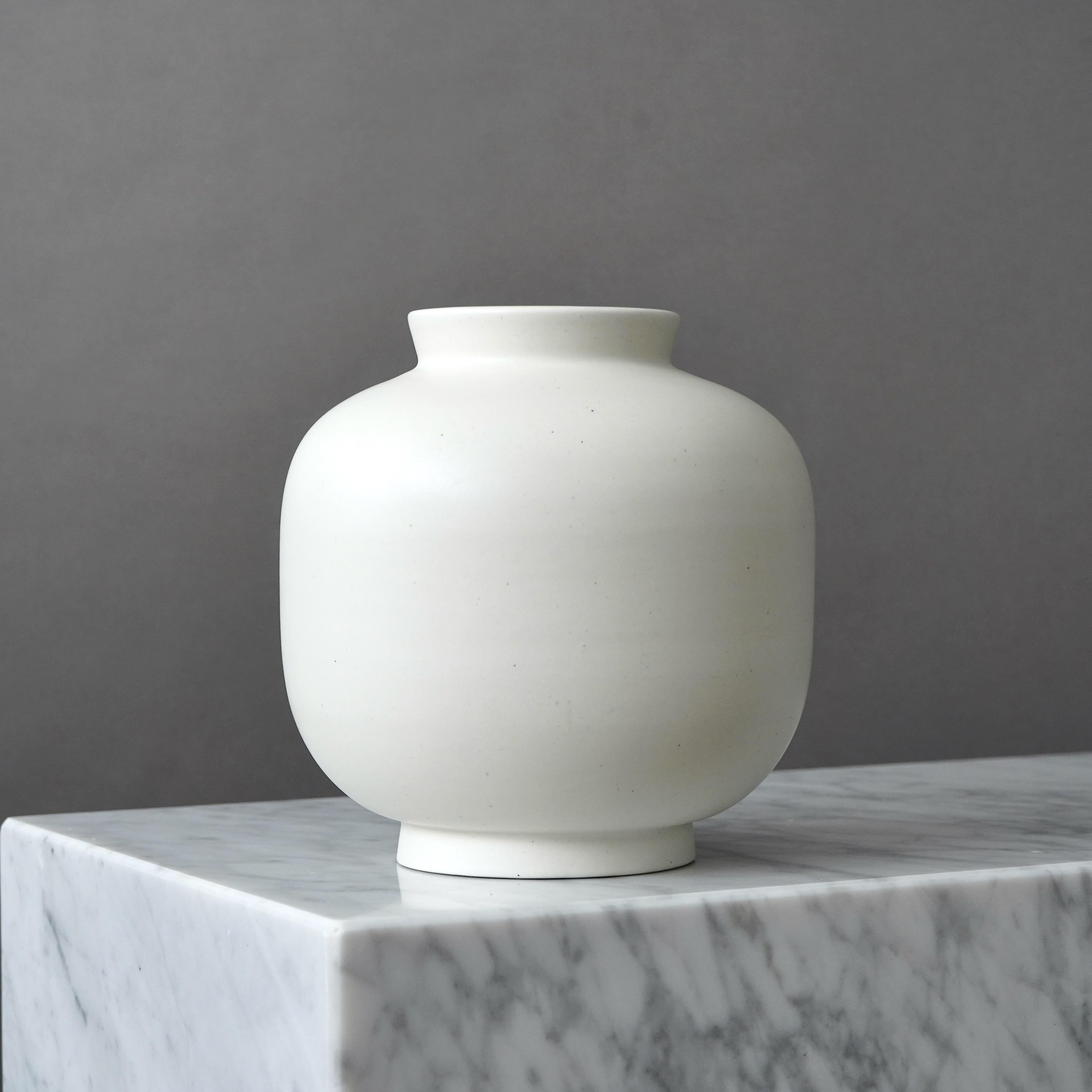 Scandinavo moderno Vaso 'Carrara' bianco di Wilhelm Kage per Gustavsberg, Svezia, anni '30 in vendita