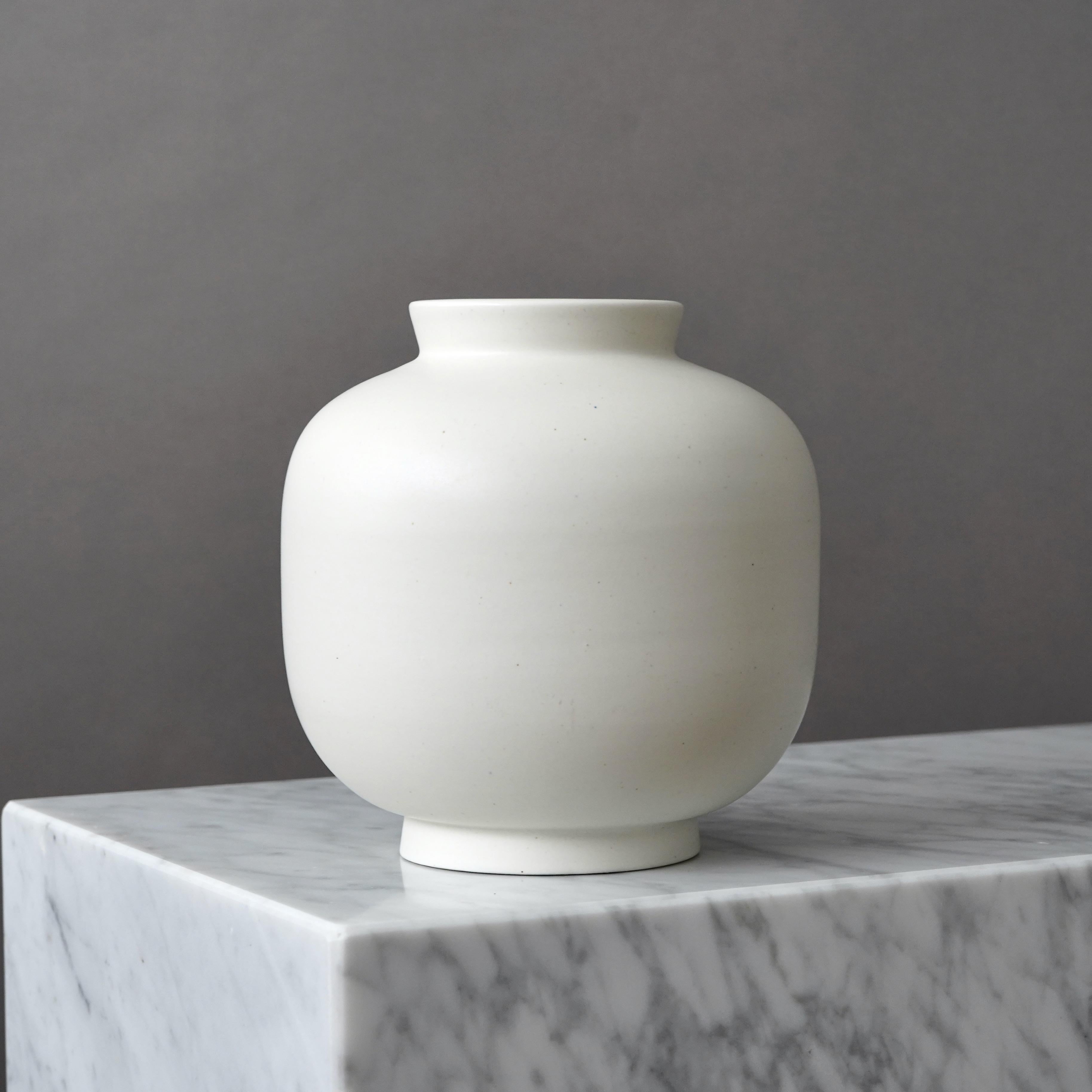 Tornito Vaso 'Carrara' bianco di Wilhelm Kage per Gustavsberg, Svezia, anni '30 in vendita