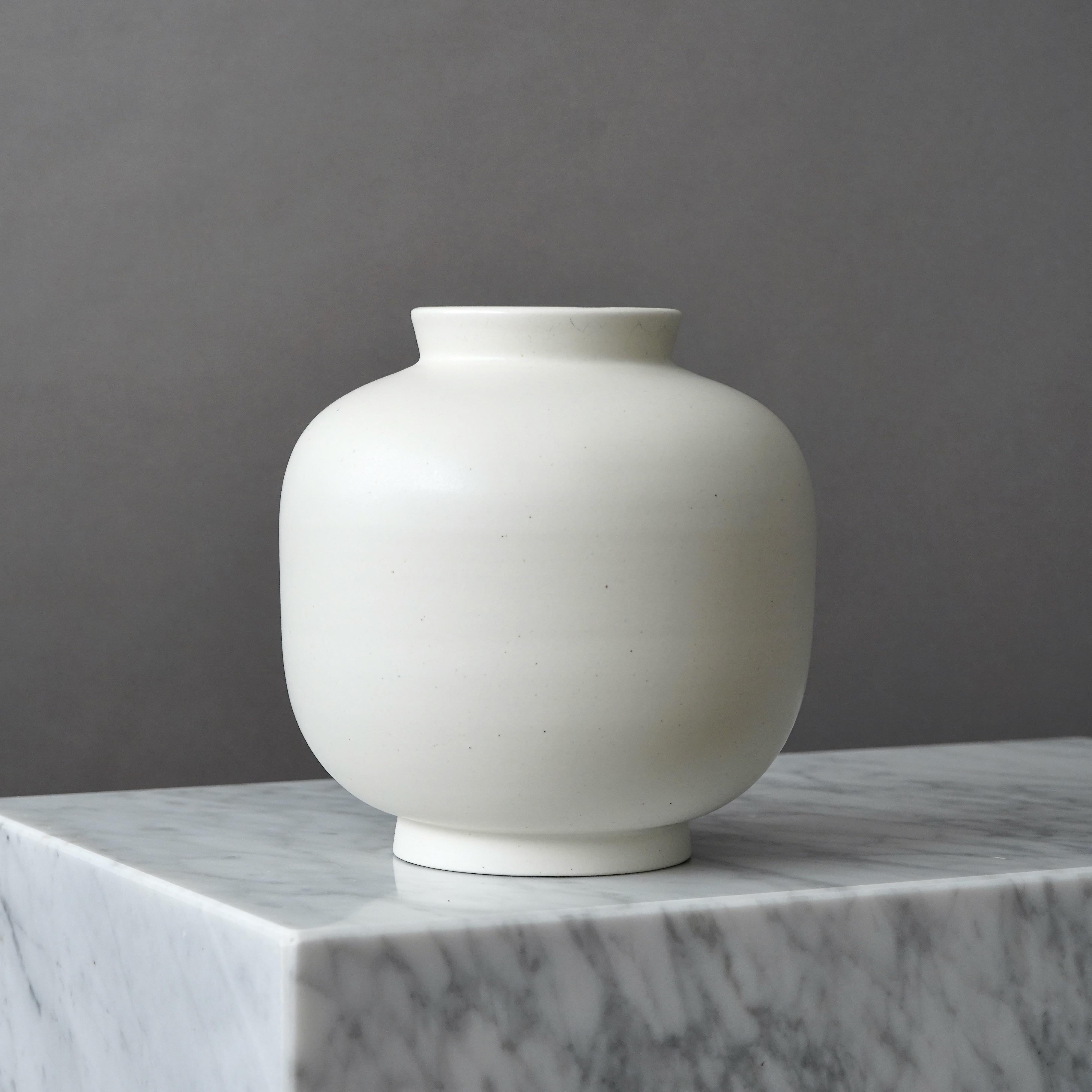 Vaso 'Carrara' bianco di Wilhelm Kage per Gustavsberg, Svezia, anni '30 In condizioni buone in vendita a Malmö, SE