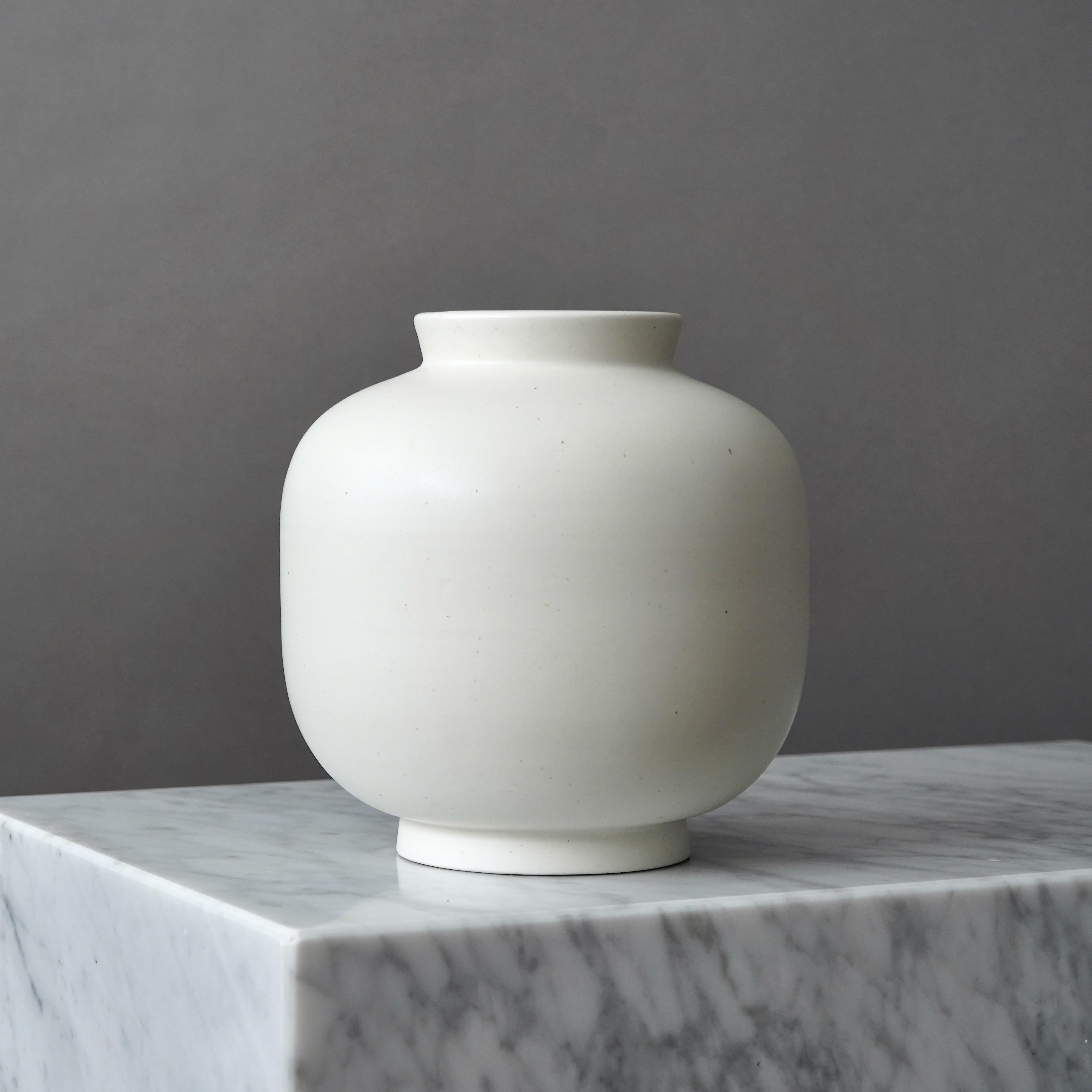 XX secolo Vaso 'Carrara' bianco di Wilhelm Kage per Gustavsberg, Svezia, anni '30 in vendita