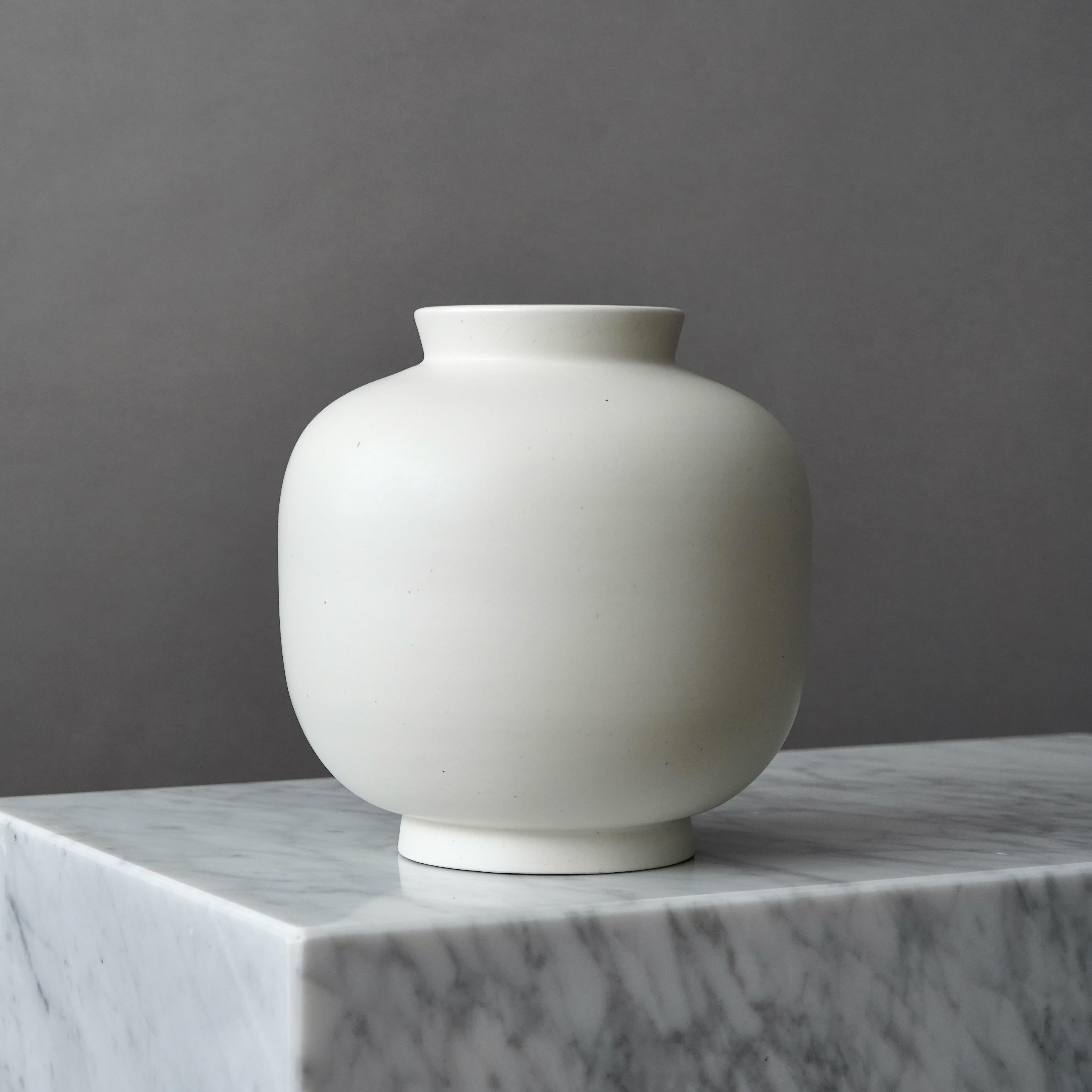 Ceramica Vaso 'Carrara' bianco di Wilhelm Kage per Gustavsberg, Svezia, anni '30 in vendita