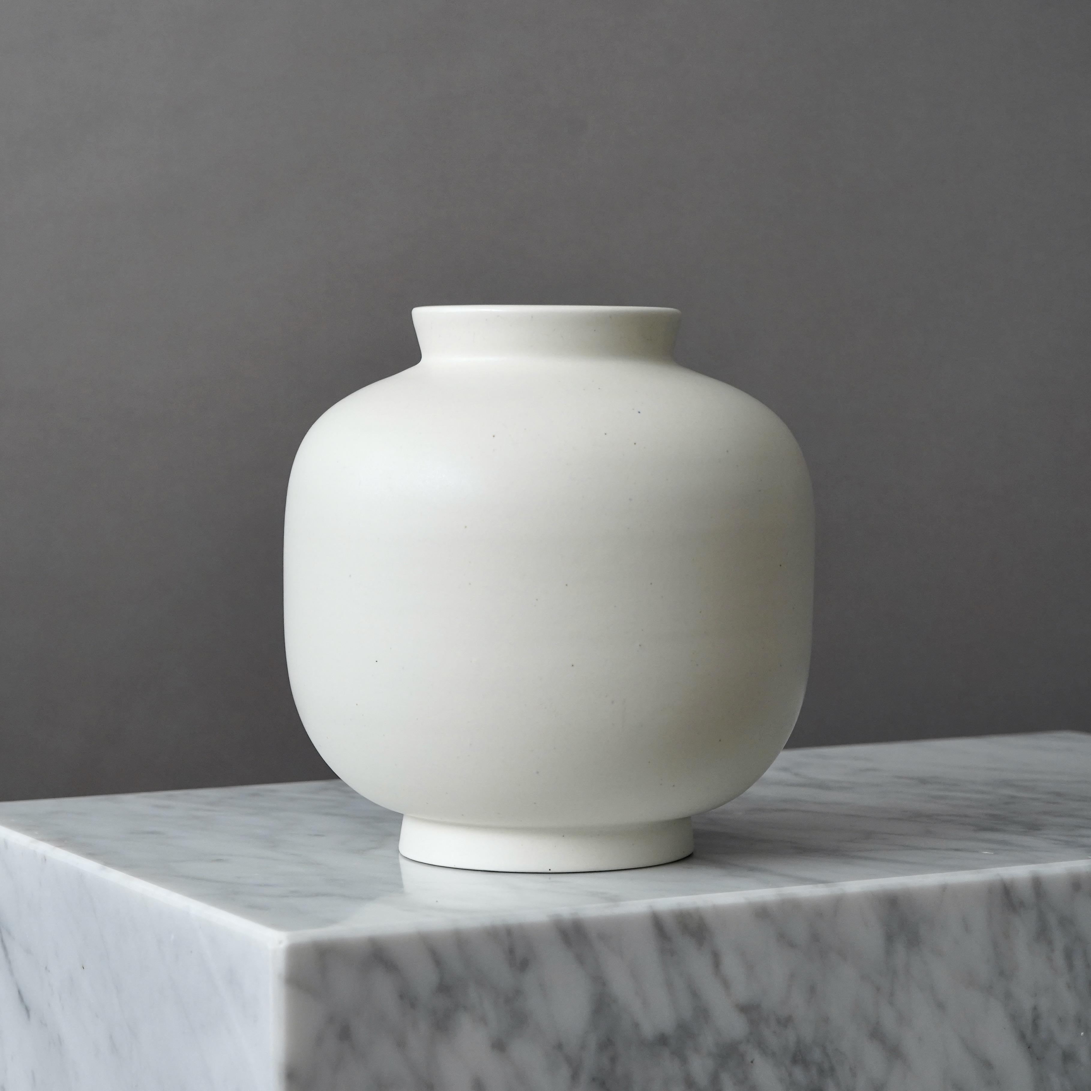 Vaso 'Carrara' bianco di Wilhelm Kage per Gustavsberg, Svezia, anni '30 in vendita 1