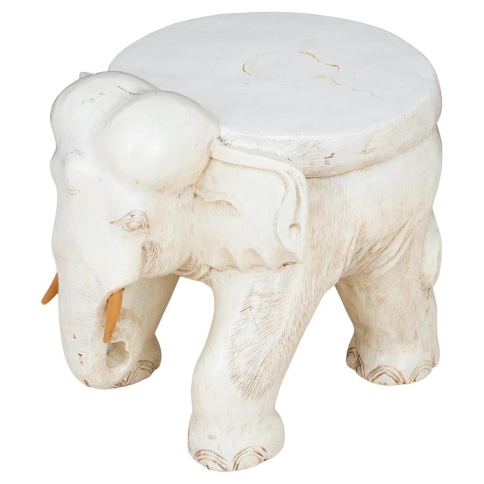Elefantenhocker aus geschnitztem, weiß gestrichenem Holz, mit hölzernen Stoßzähnen, ungemarkt. 18