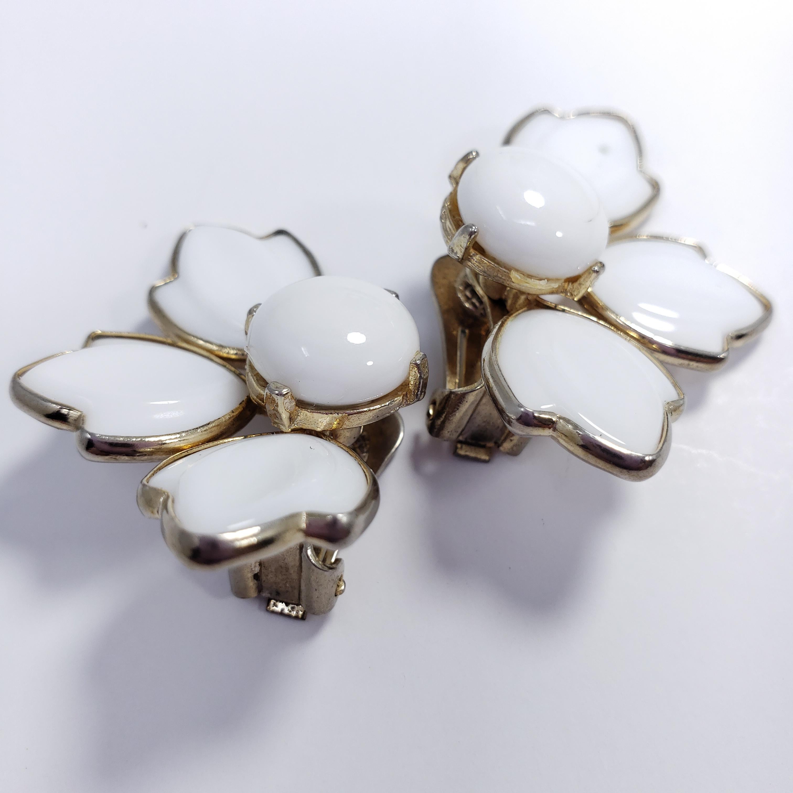 White Carved Glass Petal Clip on Earrings in Gold, Mid 1900s In Good Condition For Sale In Milford, DE