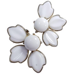 Orecchini a clip in vetro bianco intagliato con petali in oro, metà del 1900