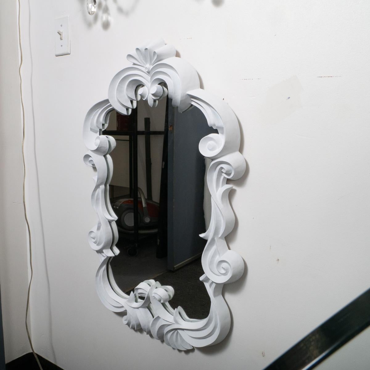 Weißer geschnitzter Holzspiegel (Art nouveau) im Angebot