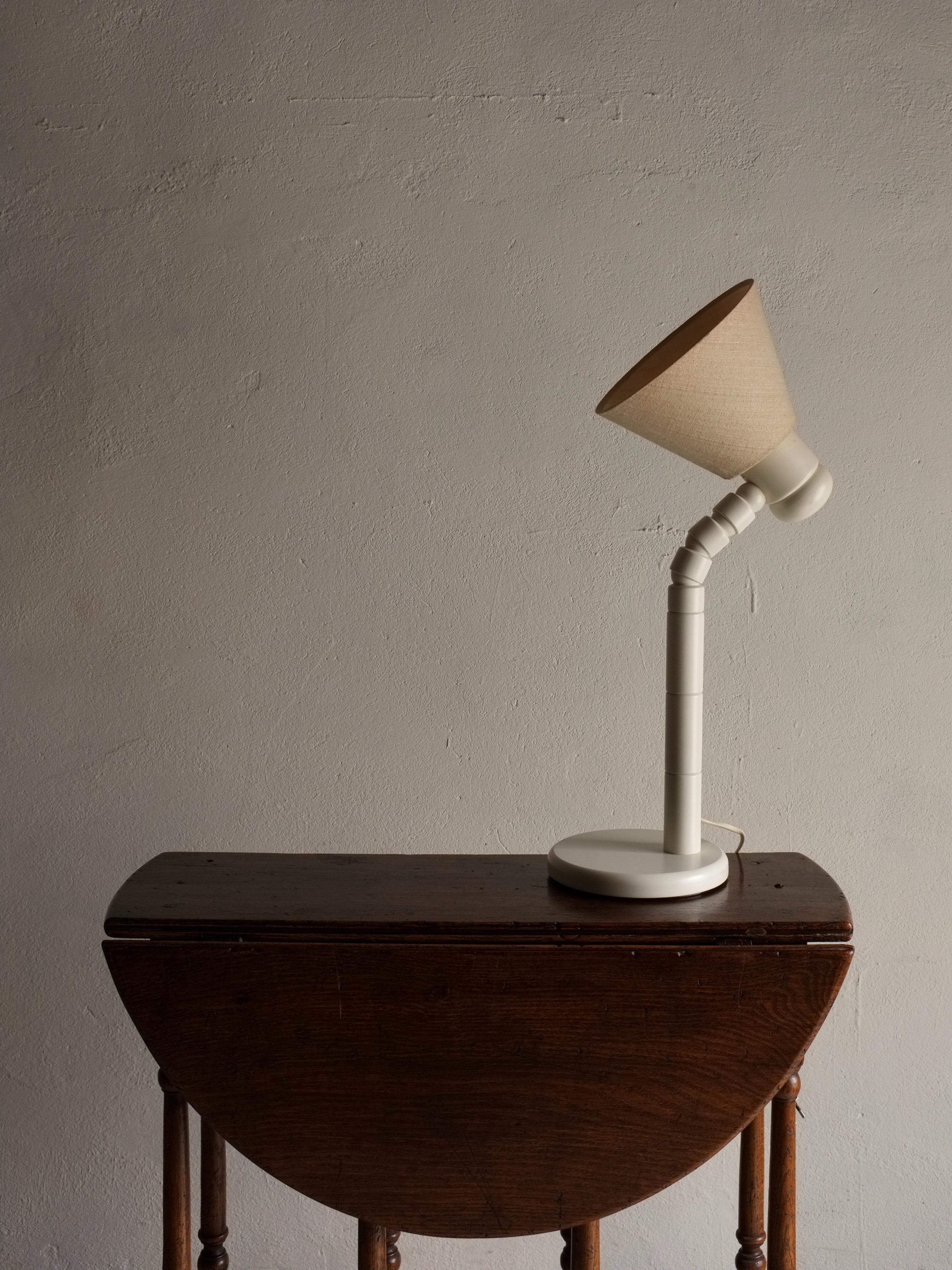 Vintage carved wood table lamp with a flexible shade.

Additional information:
Country of manufacture: Sweden
Design/Manufacture period: 1960s
Dimensions: 17/19 D (base/shade) x 46 H cm
Condition: Good vintage condition 